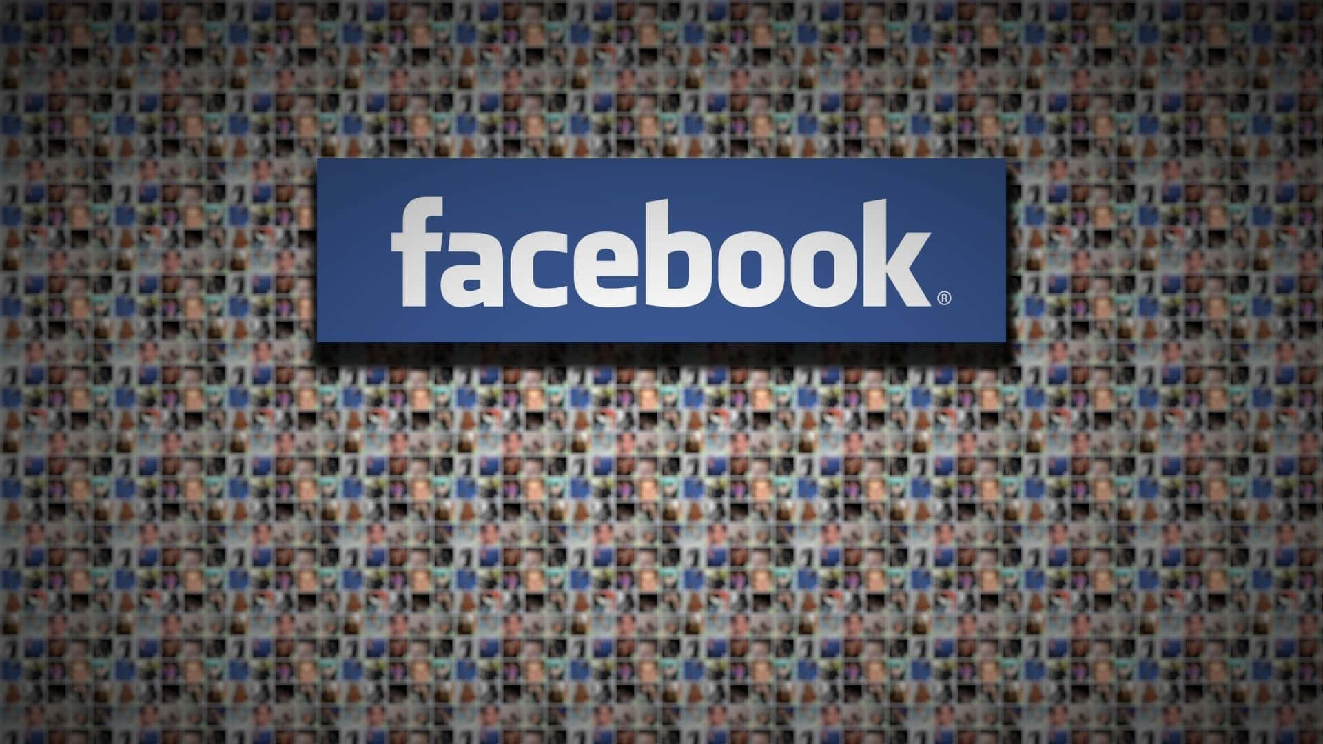 1920x1080 社交媒體背景 Facebook 標誌與照片拼貼 壁紙 — 一個藍色嘅Facebook標誌，置中喺細小用戶頭像嘅馬賽克上面。