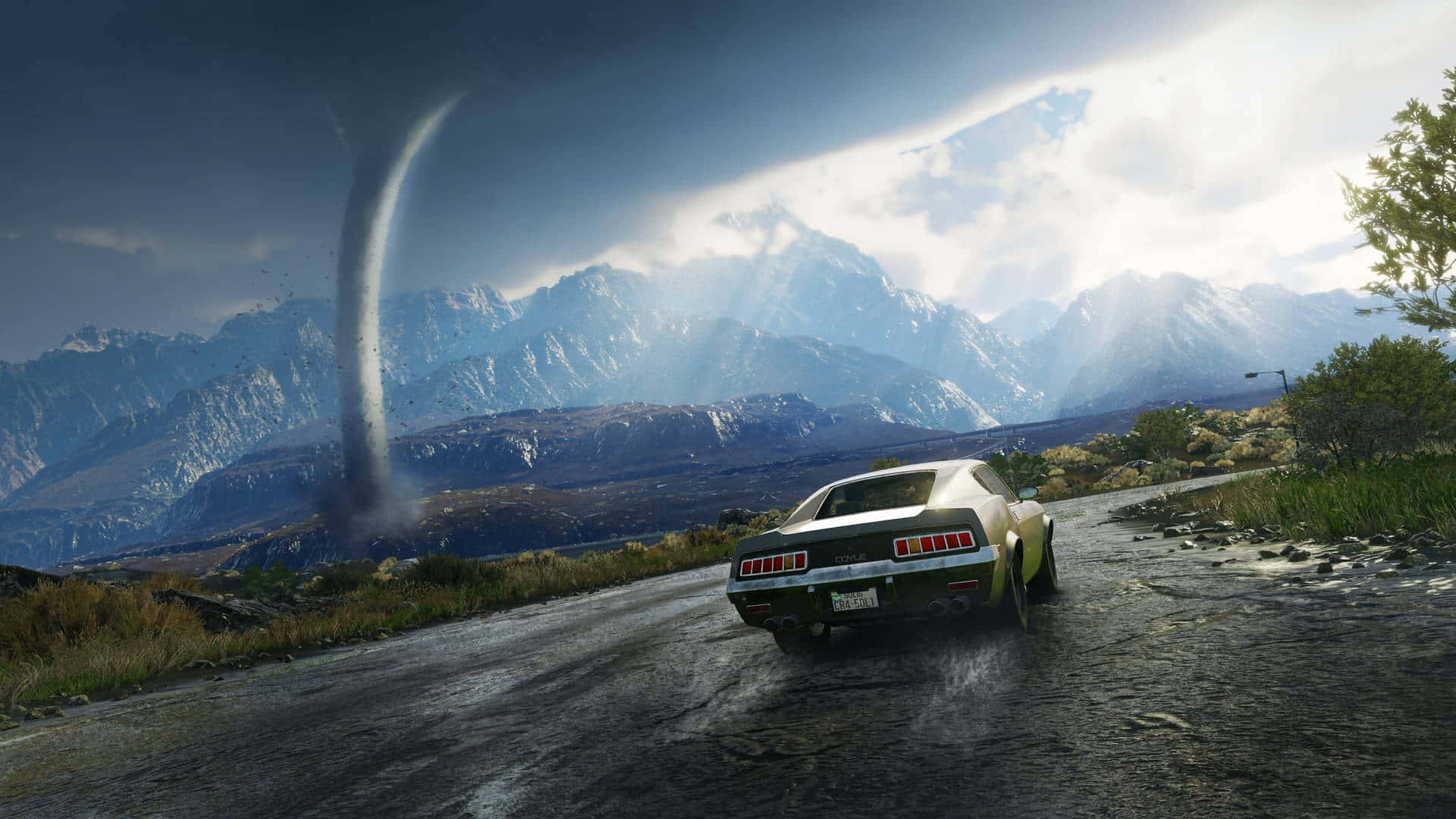 1920x1080 Just Cause 4 背景 汽車 壁紙 — 一輛經典肌肉車在潮濕的山路上飛馳，旁邊在戲劇性的天空下形成龍捲風。