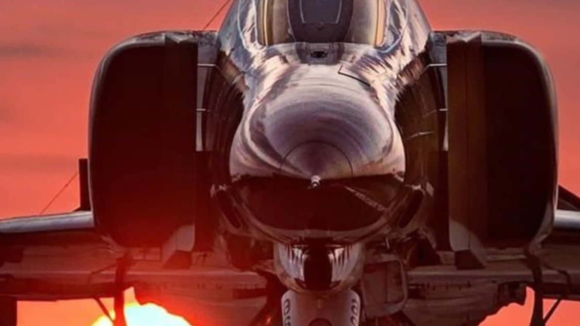 天空之美——1920x1080 巨型客機 壁紙 — 戰鬥機的機頭在熾熱的夕陽天空下閃爍，引擎排氣管發出光芒。