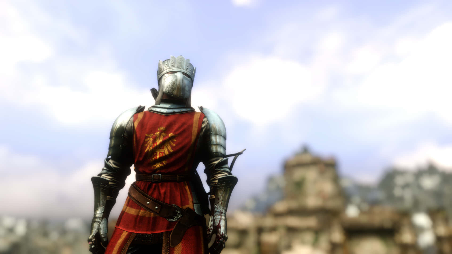 1920x1080 Mordhau 紅布背景 壁紙 — 一位身穿銀色盔甲和紅色戰袍、帶有金色雄鷹徽章的騎士，背光站在多雲的天空下，俯瞰著古老的石頭遺跡。