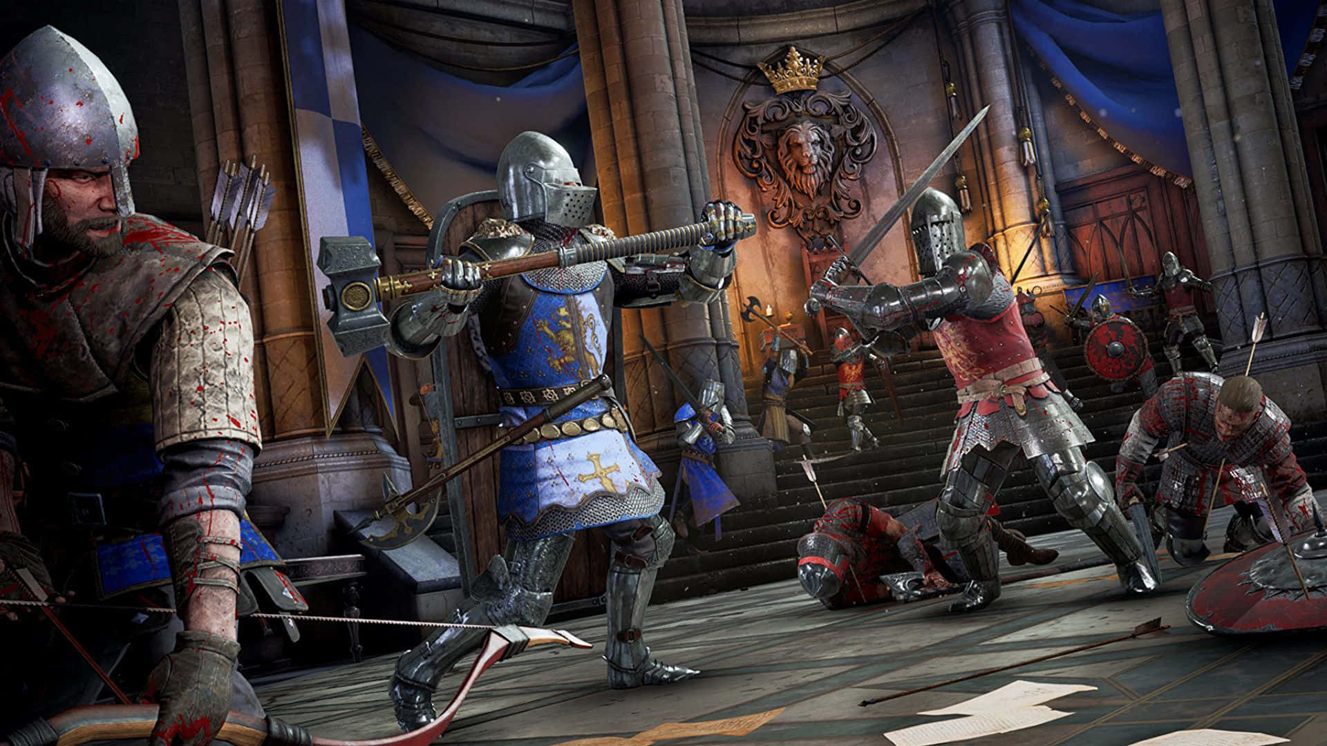 1920x1080 Mordhau 武器對戰背景 壁紙 — 身穿華麗盔甲的騎士在宏偉大廳中交戰，刀劍染血，戰士倒下，沐浴在溫暖的金色光芒下。