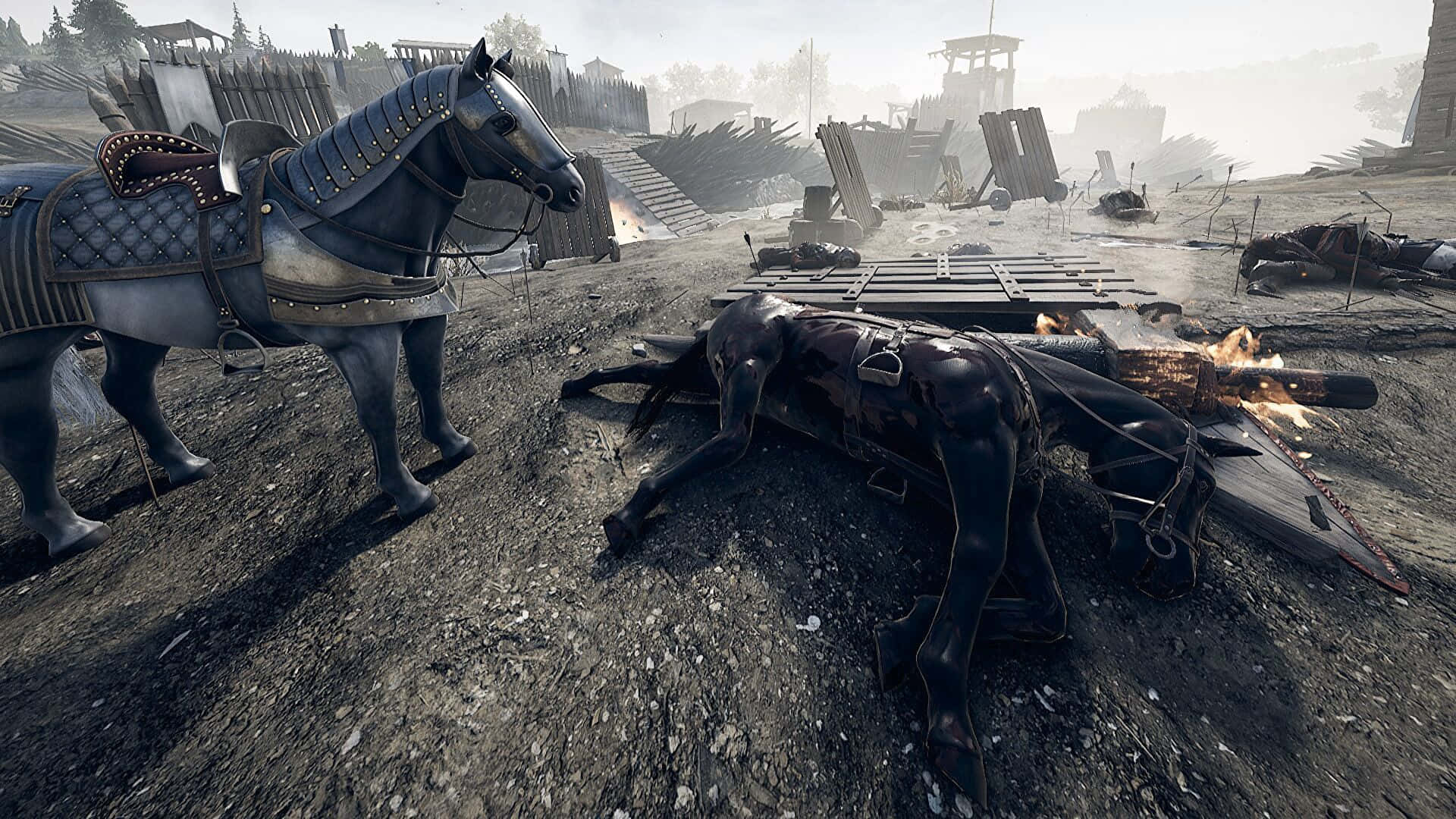 1920x1080 Mordhau 灰色馬匹背景 壁紙 — 一匹滿身戰痕的裝甲戰馬站在倒下的同伴身旁，背景是煙霧瀰漫、飽受戰爭蹂躪的中世紀戰場。