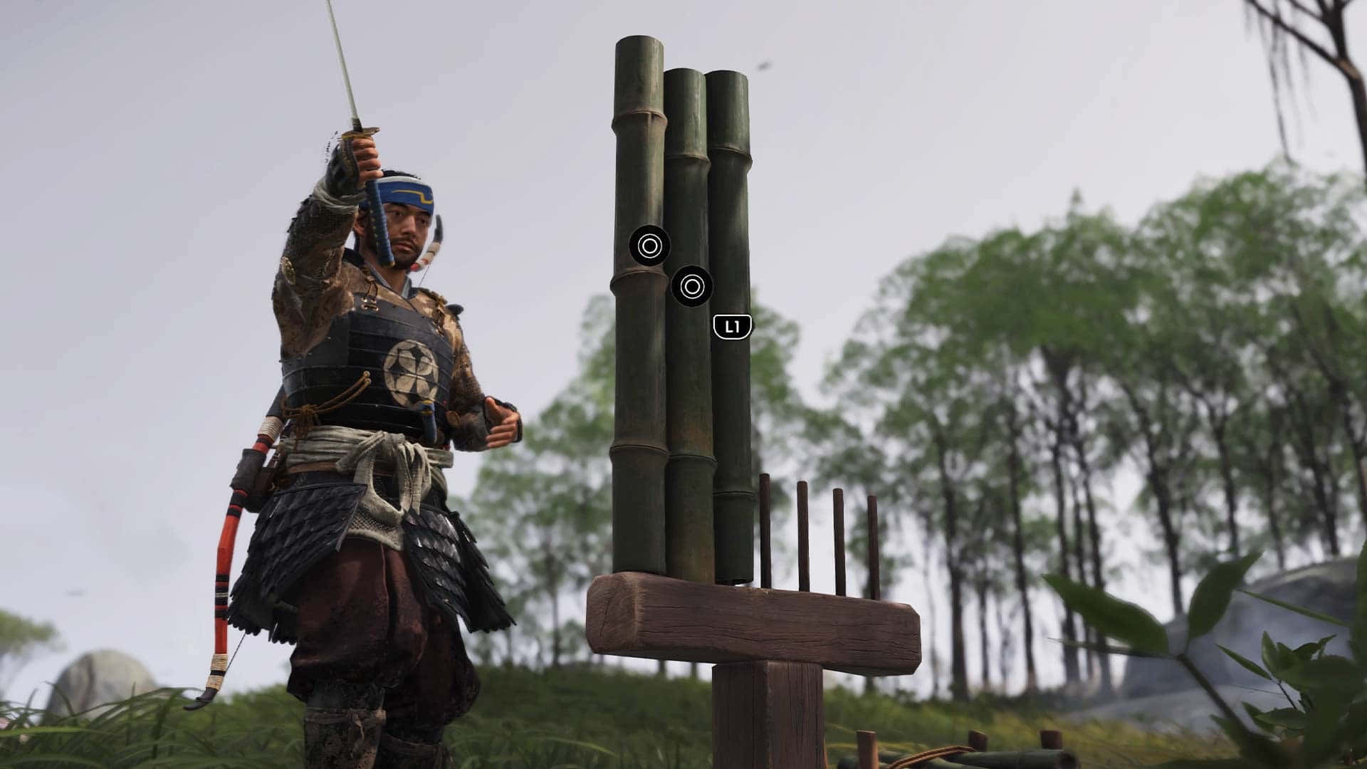 1920x1080 Mordhau 電玩遊戲壁紙 壁紙 — 一位身穿精細盔甲的武士戰士在霧氣瀰漫的森林中，舉劍站在竹靶架旁。