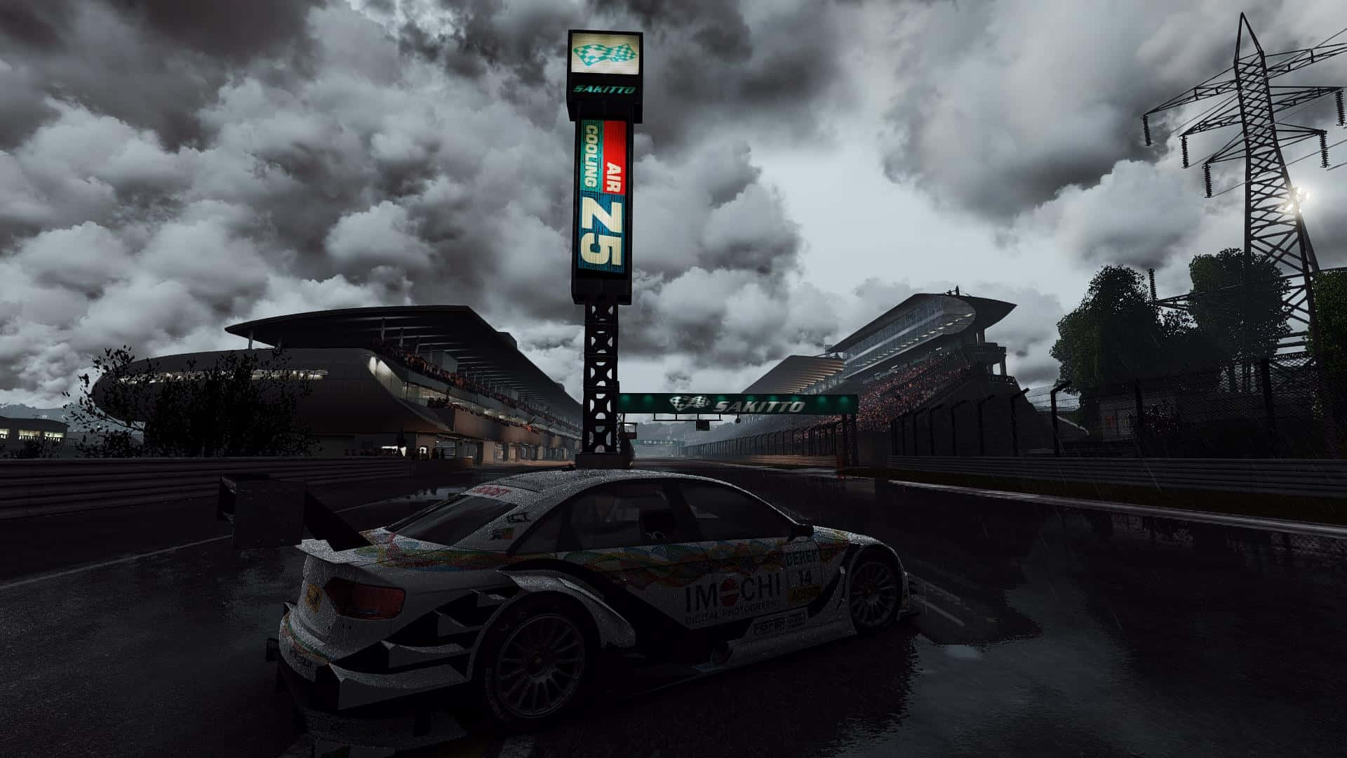 1920x1080 Project Cars 展現極速刺激 壁紙 — 一輛賽車在暴雨天空下停在一條濕滑的賽道上，四周是高聳的看台和發光的標牌。