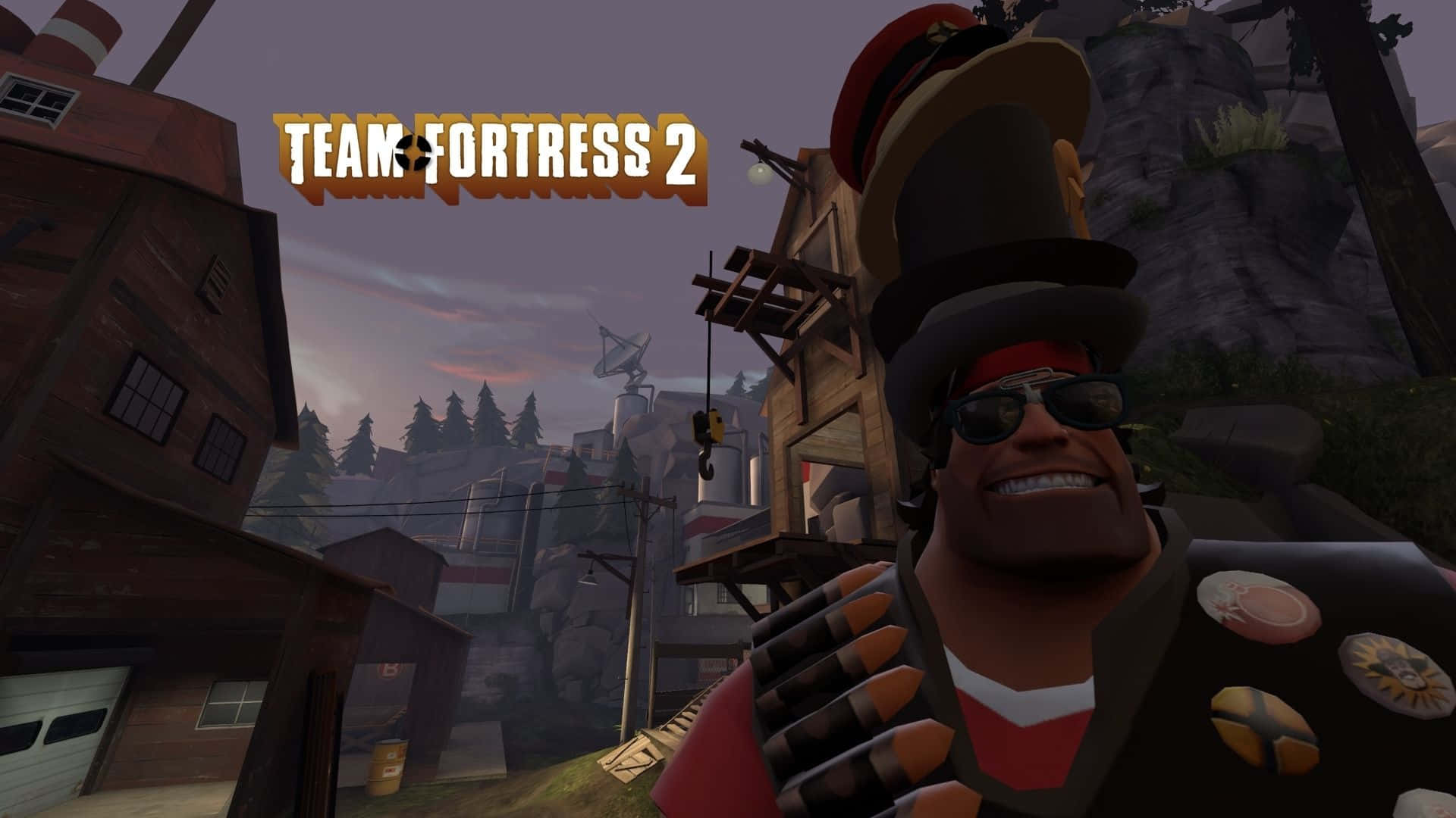 Team Fortress 2 的 Heavy 在質樸的村莊中於夕陽下微笑。