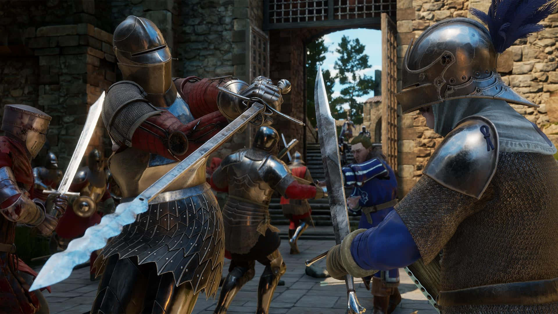 1920x1080 中世紀士兵劍戰 Mordhau 背景 壁紙 — 兩名身穿盔甲的騎士在陽光明媚的石頭庭院中交鋒，其他戰士在附近戰鬥。