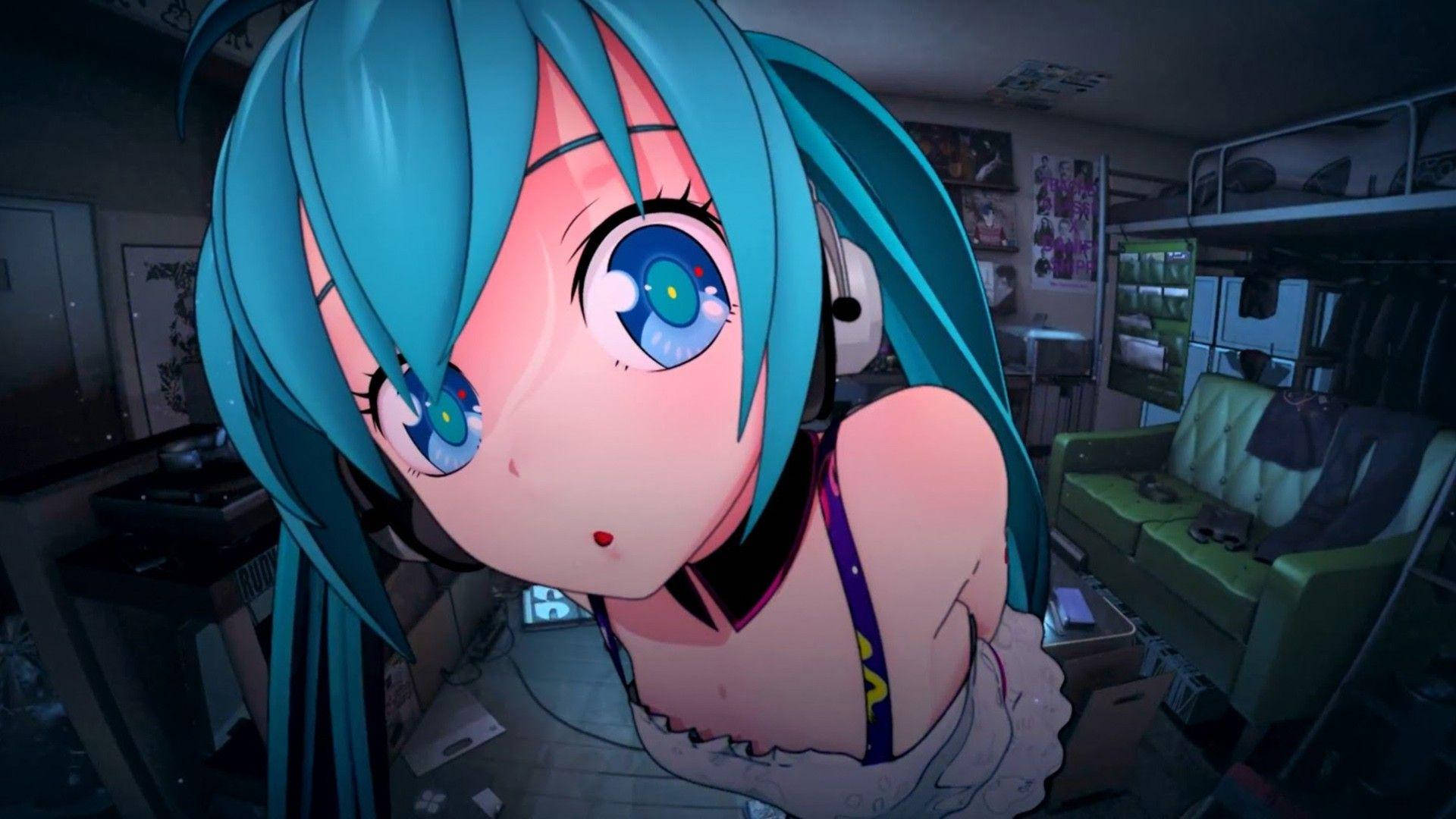 1920x1080 全高清初音未來偷窺 壁紙 — 擁有綠松色頭髮和耳機的動漫角色在雜亂昏暗的房間裡靠近。
