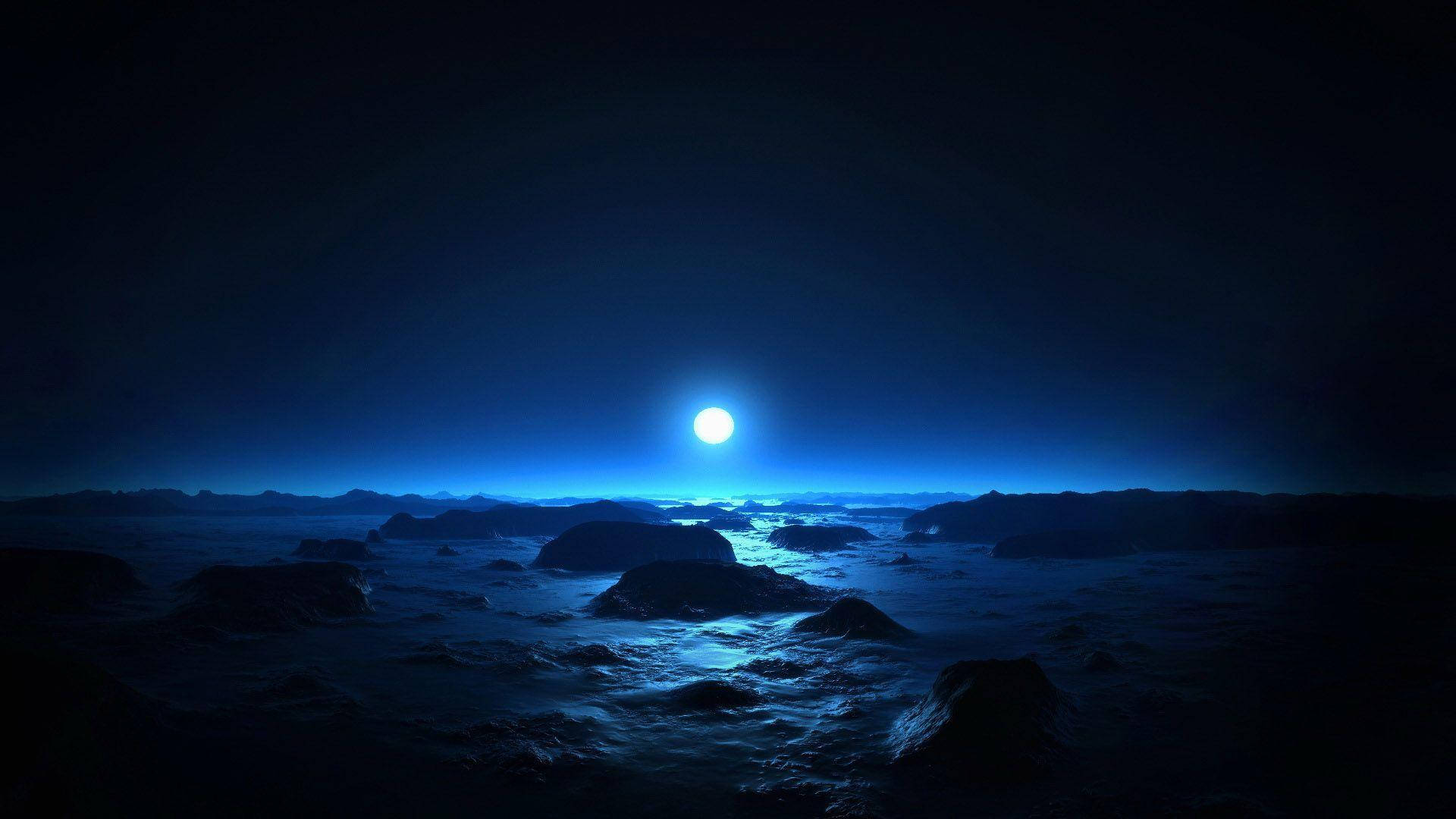 1920x1080 全高清月光灑島 壁紙 — 一輪明亮的滿月在夜晚的岩石海洋上投射出寧靜的藍色光芒，照亮了溫柔的波浪和遠處的剪影。