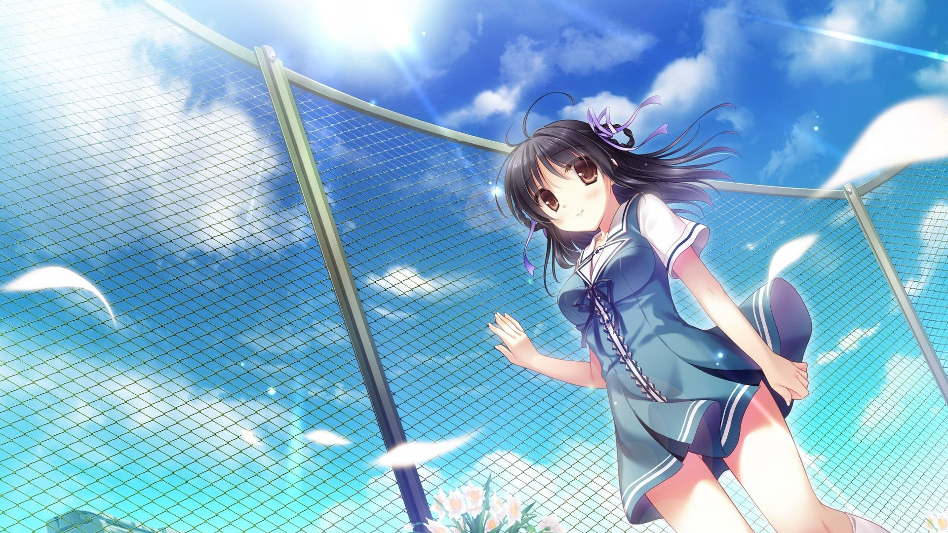 1920x1080 全高清校服少女倚欄 壁紙 — 一個穿著藍色校服嘅開心動畫女仔喺陽光普照嘅日子入面快樂咁奔跑，周圍有 fluffy 雲同飄落嘅白色花瓣。