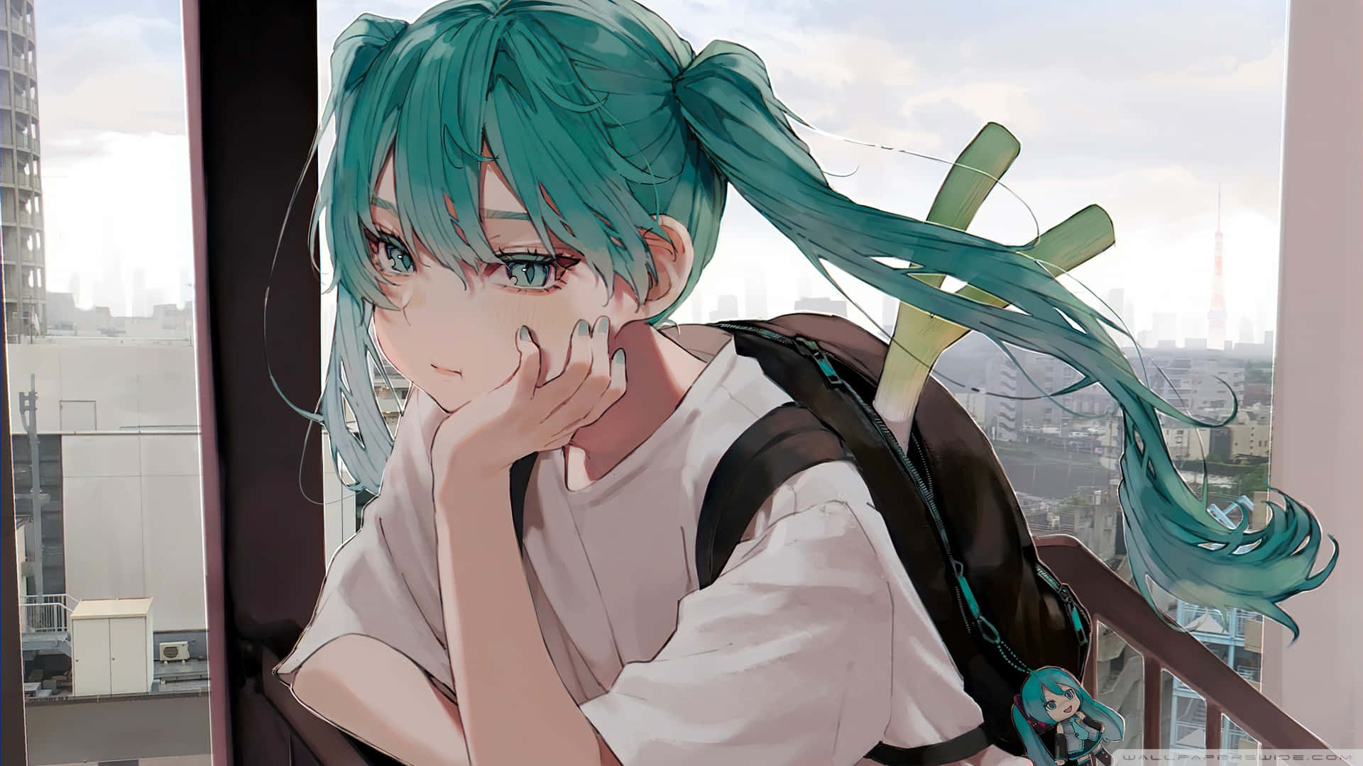 身穿白色襯衫和背包的青綠色頭髮動漫女孩，凝視著城市窗外