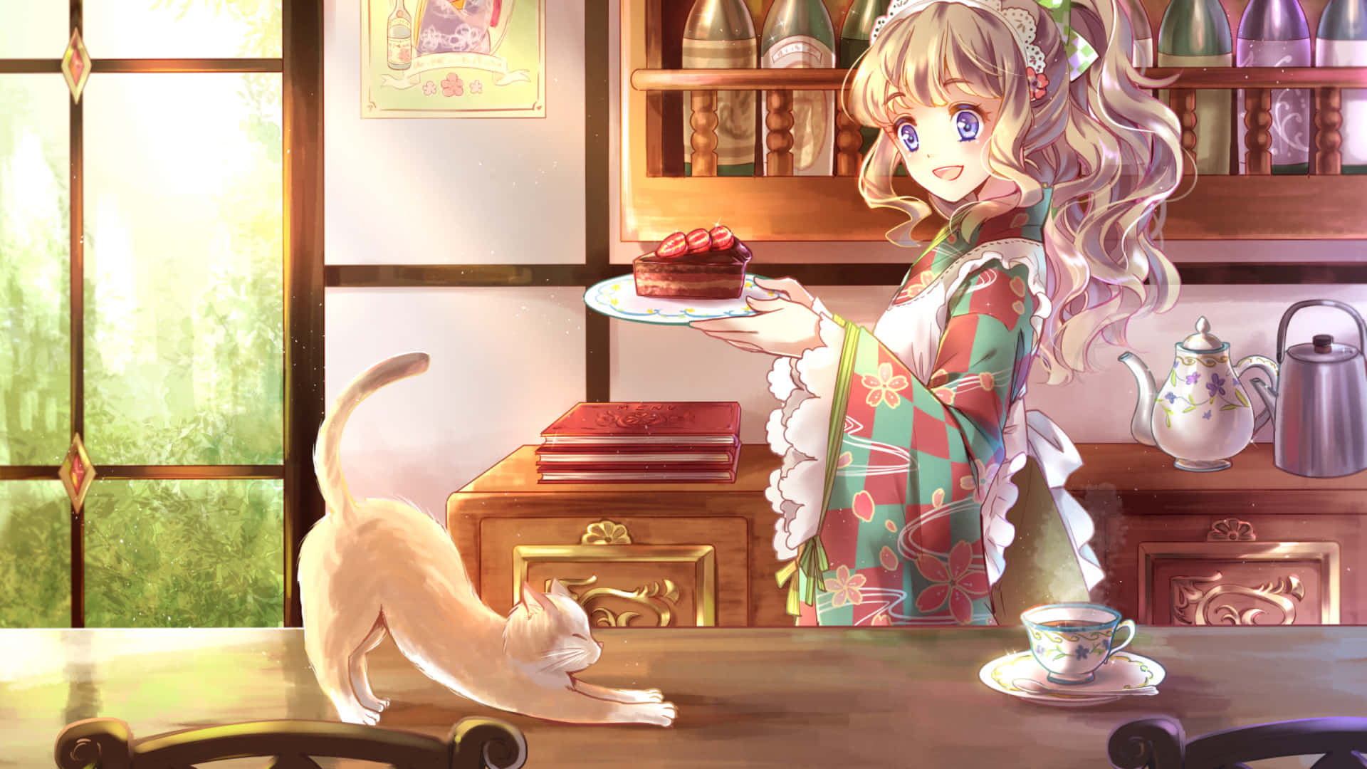 1920x1080 動漫少女持蛋糕盤廚房背景 壁紙 — 一個穿著花卉圍裙的開朗動漫女孩，在陽光普照的木製廚房裡，向一隻貓遞上草莓蛋糕。