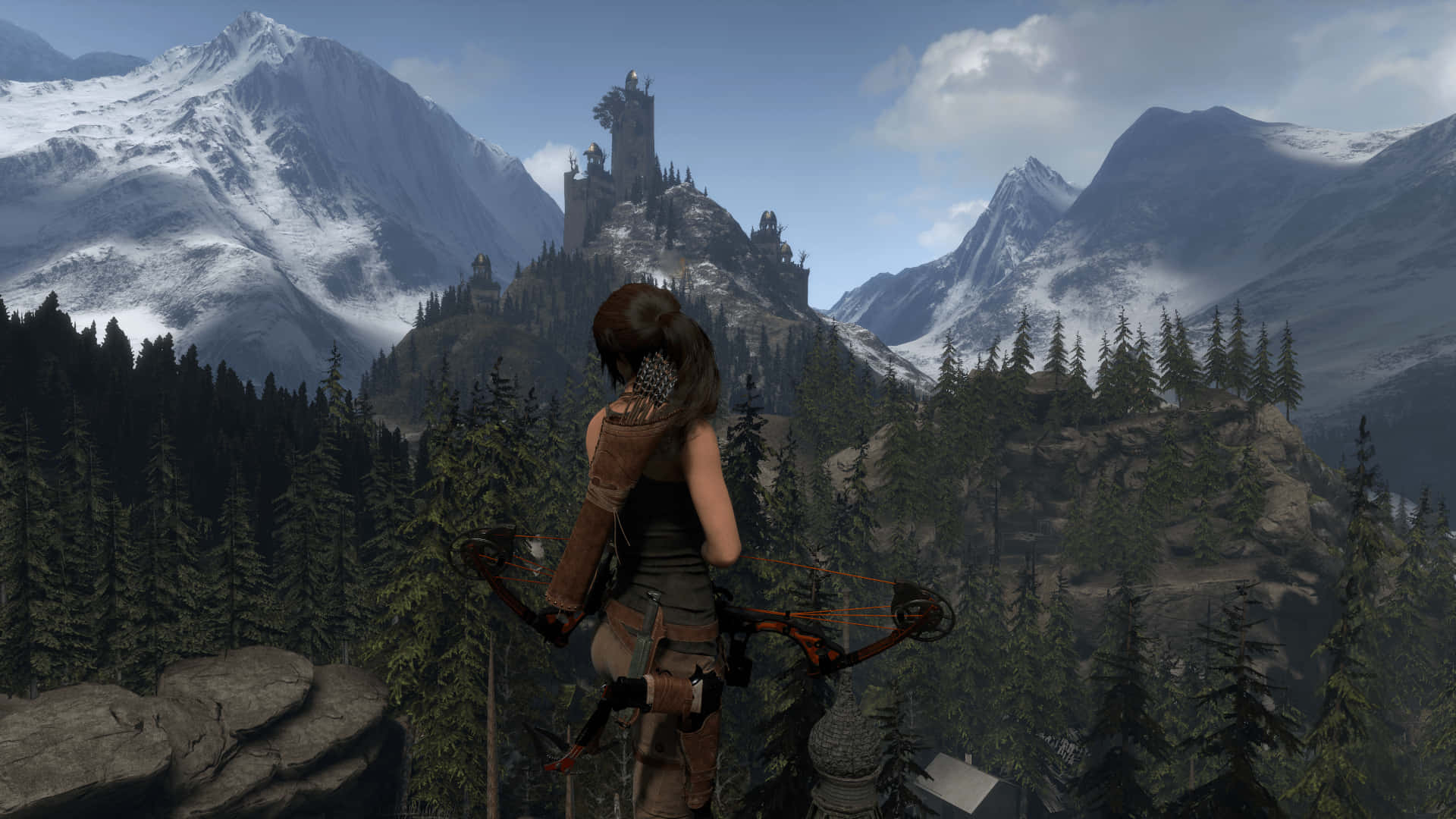1920x1080《古墓麗影：崛起》勞拉·克勞馥持弓箭山頂背景 壁紙 — 一位女冒險家手持弓箭，站在懸崖上俯瞰白雪覆蓋的山脈和遠處的城堡。