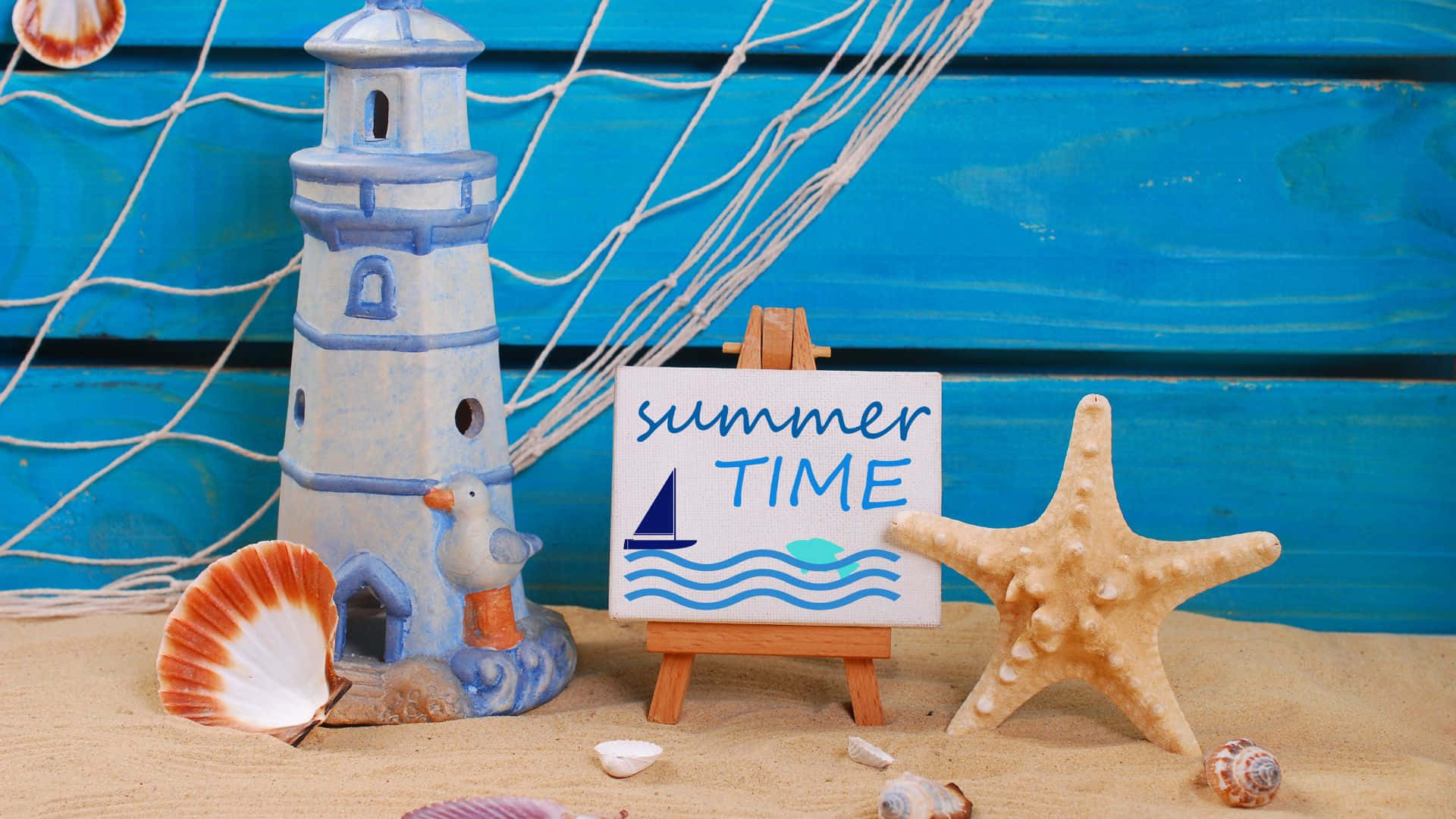 Summer time 標誌，配有燈塔、貝殼和海星，在沙灘上，背景是藍色木板。