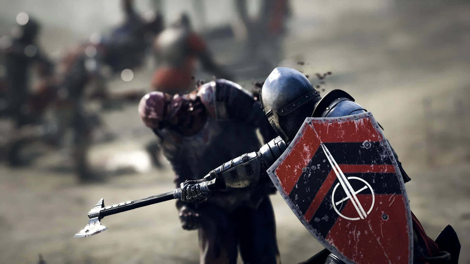 1920x1080 擊打敵人 Mordhau 背景 壁紙 — 一名全副盔甲的騎士在塵土飛揚的戰場上與倒下的敵人交鋒，背景中其他戰士正在戰鬥。