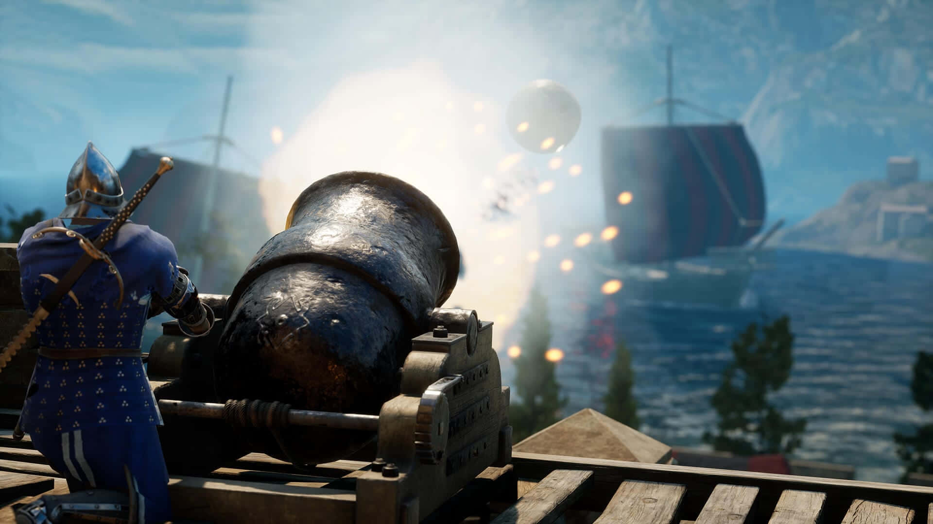 1920x1080 火炮海戰 Mordhau 背景 壁紙 — 一名身穿藍色盔甲的騎士在陽光明媚的海岸戰場上，向遠處的船隻發射大炮，煙霧和火花四濺。