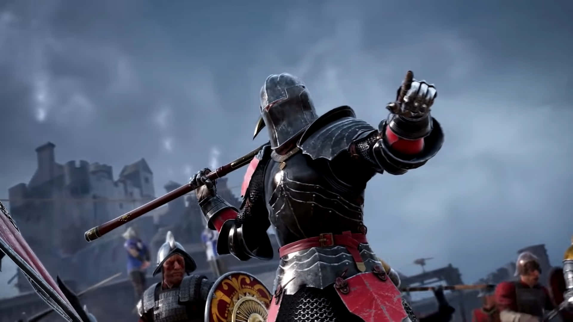 1920x1080 灰色天空 Mordhau 背景 壁紙 — 一名身穿黑色盔甲配紅色點綴的騎士，在暴風雨的天空下，於戰鬥場景中舉起武器和手。