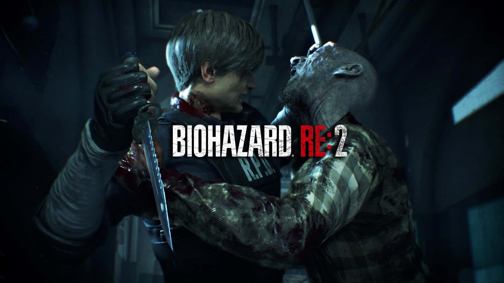 1920x1080《生化危機2》雷昂·肯尼迪對戰殭屍背景 壁紙 — 《生化危機 RE2》中緊張的近戰場景顯示一個角色在昏暗的工業環境中揮舞著刀對抗一個怪誕的殭屍。