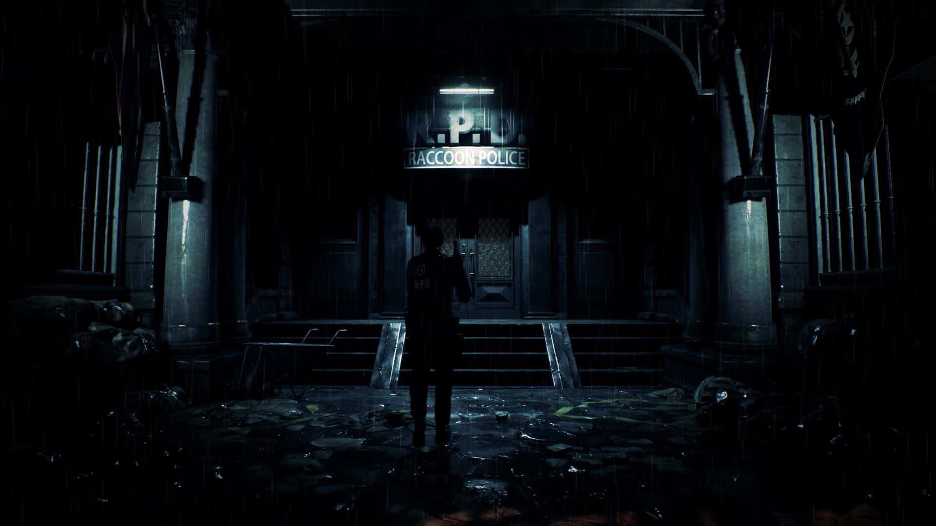 1920x1080《生化危機2》浣熊警察局背景 壁紙 — 一個孤獨的身影站在雨中，面前是廢棄的浣熊市警察局發光的招牌，周圍滿是瓦礫和陰影。
