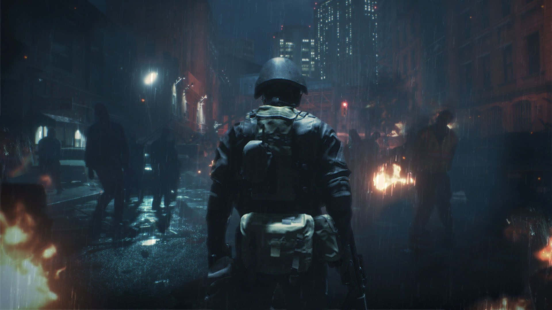 1920x1080《生化危機2》士兵被殭屍包圍背景 壁紙 — 一名戴著頭盔和裝備的士兵在夜間走過被雨水浸透的城市街道，火焰爆發，殭屍潛伏在陰影中。