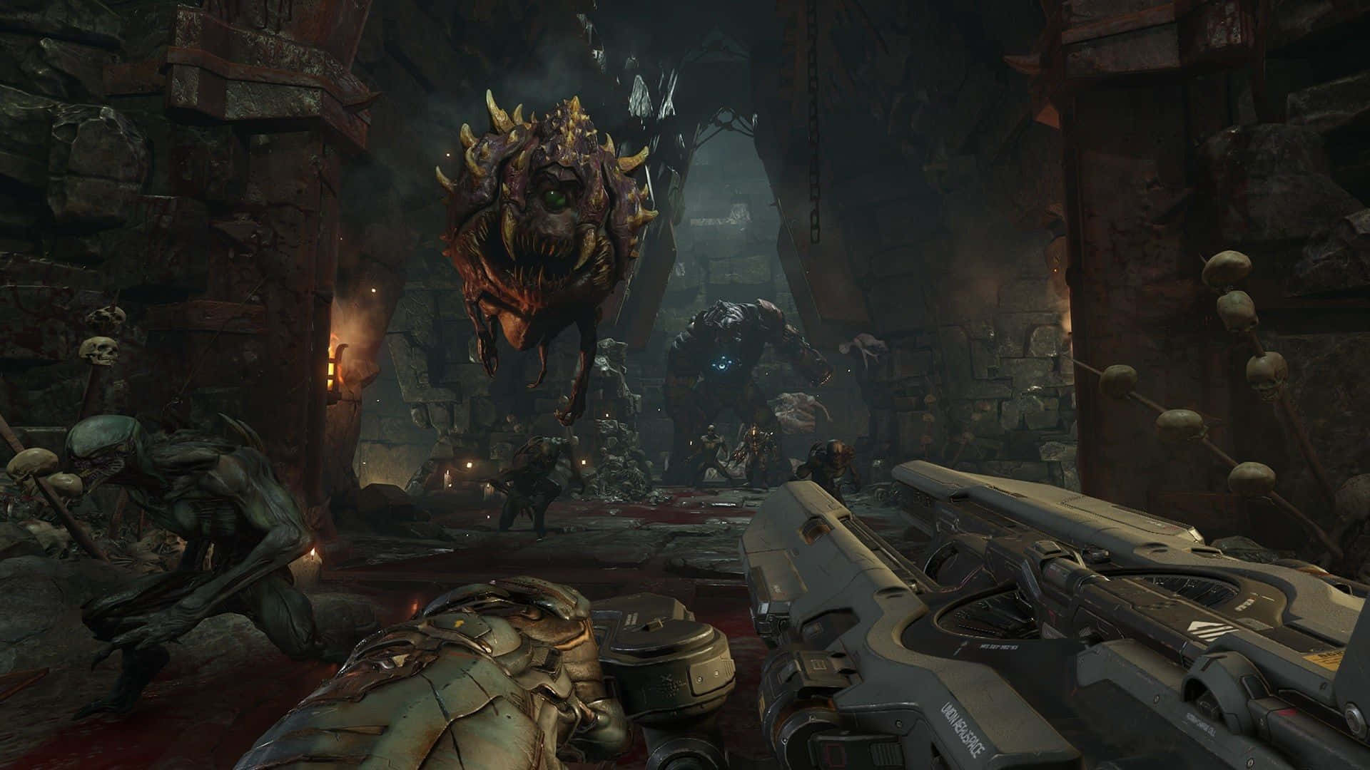 1920x1080 遊戲《Doom》銀色設施怪物背景 壁紙 — 第一人稱射擊視角面對黑暗石頭地牢中的怪物，地板血跡斑斑，火把閃爍。