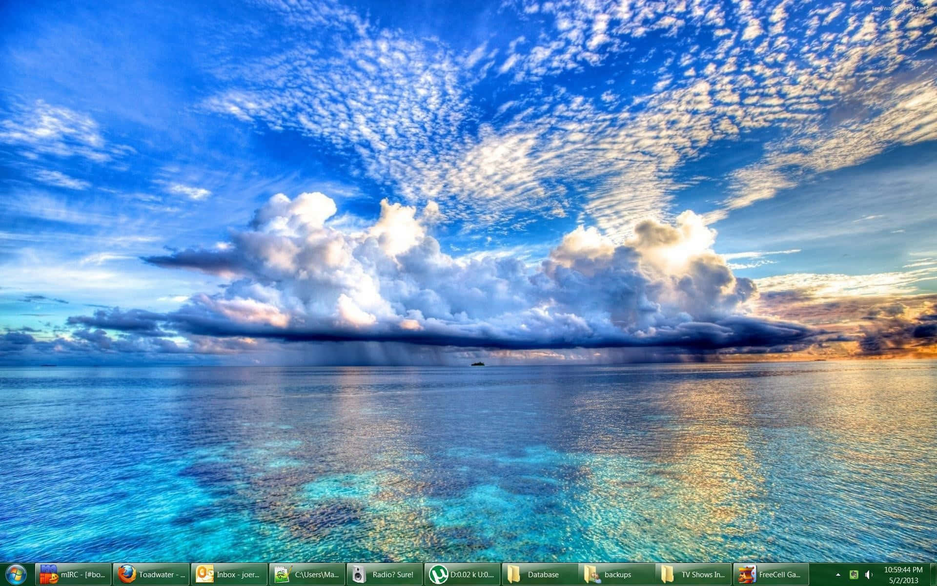 1920x1200 – 探索自然的細節之美 壁紙 — 廣闊的藍綠色海洋與戲劇性的天空相遇，天空中有蓬鬆的白雲和金色的日落色調。