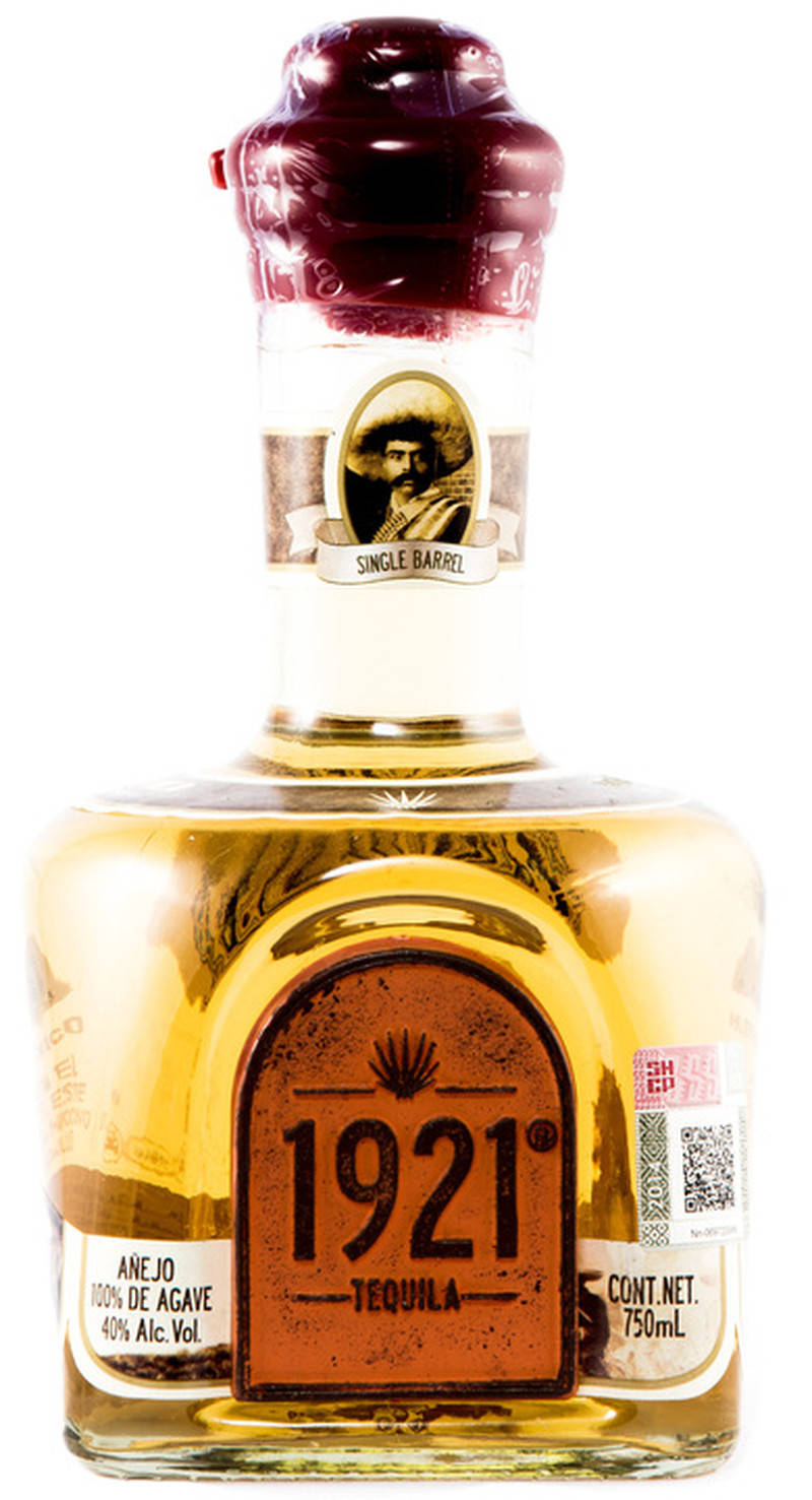 一瓶1921 Single Barrel Tequila，帶有琥珀色液體和紅色蠟蓋。