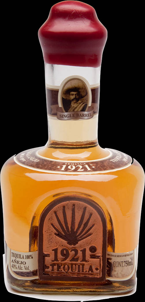 一瓶帶有紅色蠟封和琥珀色液體的1921 Tequila Añejo。