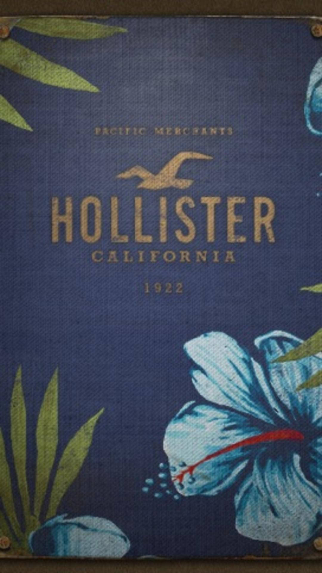 太平洋商船霍利斯特加州1922 壁紙 — 復古Hollister California 1922標誌，位於帶有紋理的深藍色布料上，搭配熱帶木槿和綠葉。