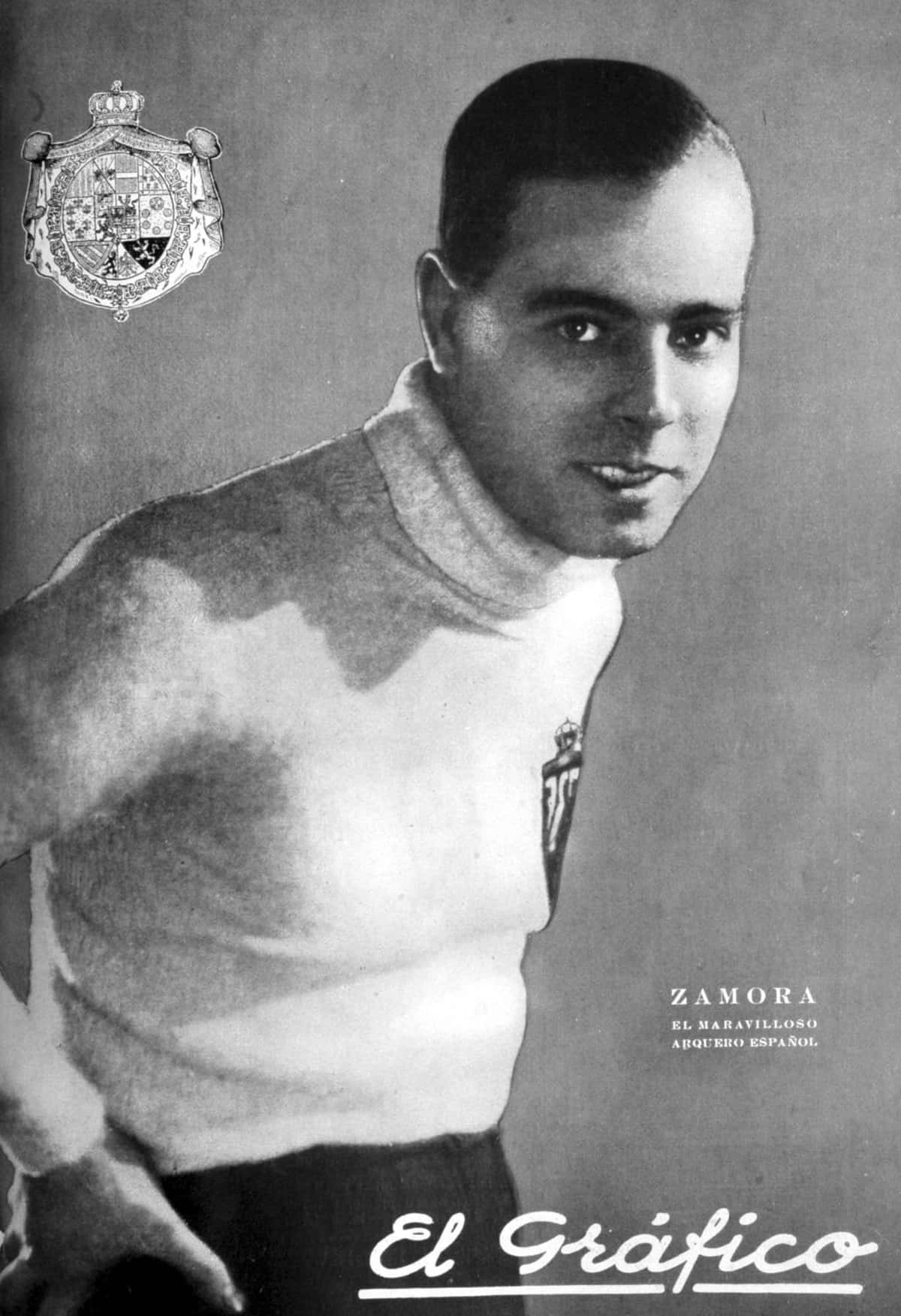 1926年《El Gráfico》雜誌封面傳奇西班牙球員里卡多·薩莫拉 壁紙 — 一張復古黑白肖像，一名肌肉發達的男子穿著高領毛衣，胸前有西班牙徽章，身後牆上也有另一個徽章。
