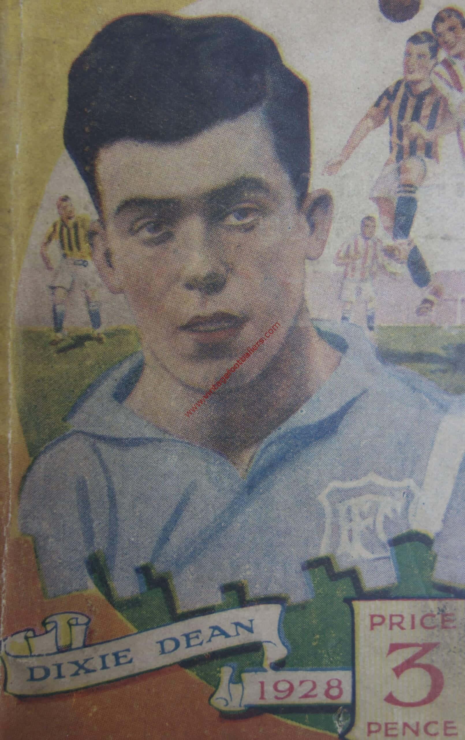 1928年英格蘭運動員迪克西·迪恩藝術畫 壁紙 — 1928年復古足球海報， featuring Dixie Dean 身穿藍色球衣，附有動作場景和「3便士」價格標籤。