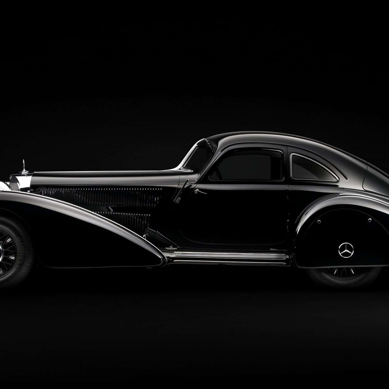 攝影棚燈光下的時尚黑色 vintage Mercedes-Benz 雙門轎跑車。