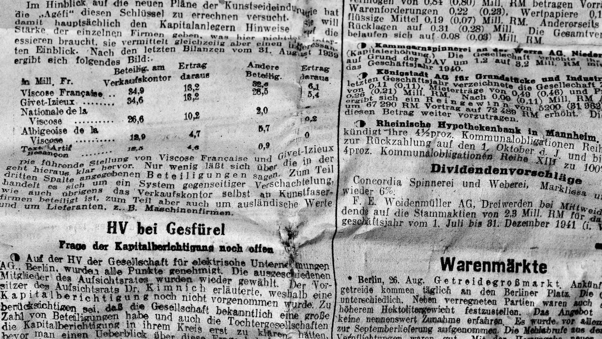 Black And White Newspaper 桌布 壁紙 — 1939年的復古德國報紙頁面，泛黃舊紙上佈滿密集黑色文字，詳細記載財務報告和市場更新。