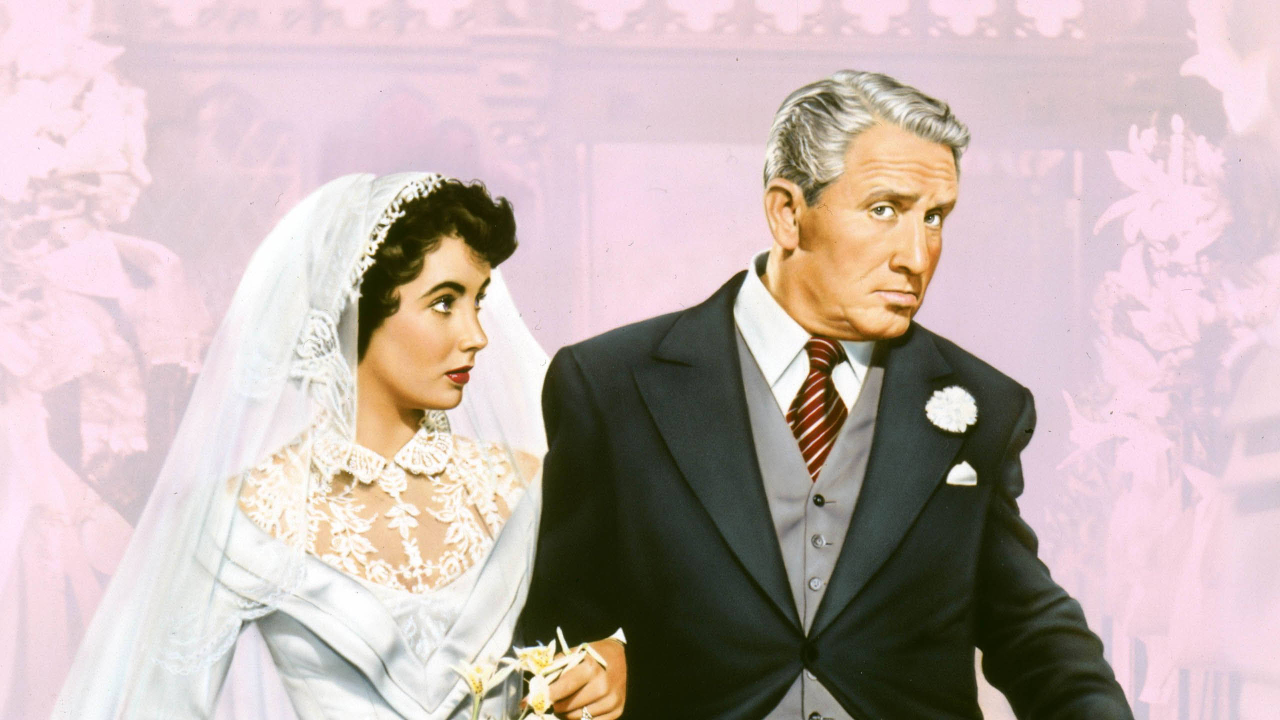 1950年《新娘的父亲》 壁紙 — 一張復古電影劇照顯示一位身穿蕾絲婚紗和頭紗的新娘，站在一位身穿西裝、表情嚴肅的新郎旁邊。