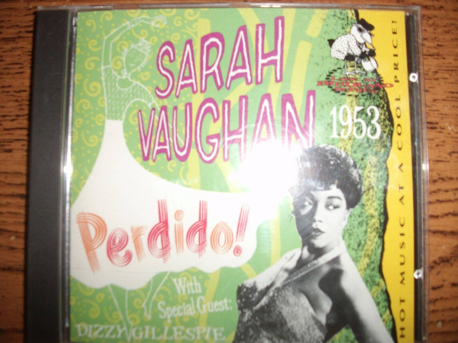 1953年莎拉·沃恩專輯 壁紙 — Sarah Vaughan 與 Dizzy Gillespie 合作的《Perdido!》1953 年復古爵士專輯封面，採用大膽的粉紅色字體和綠色圖案背景上的風格化肖像。