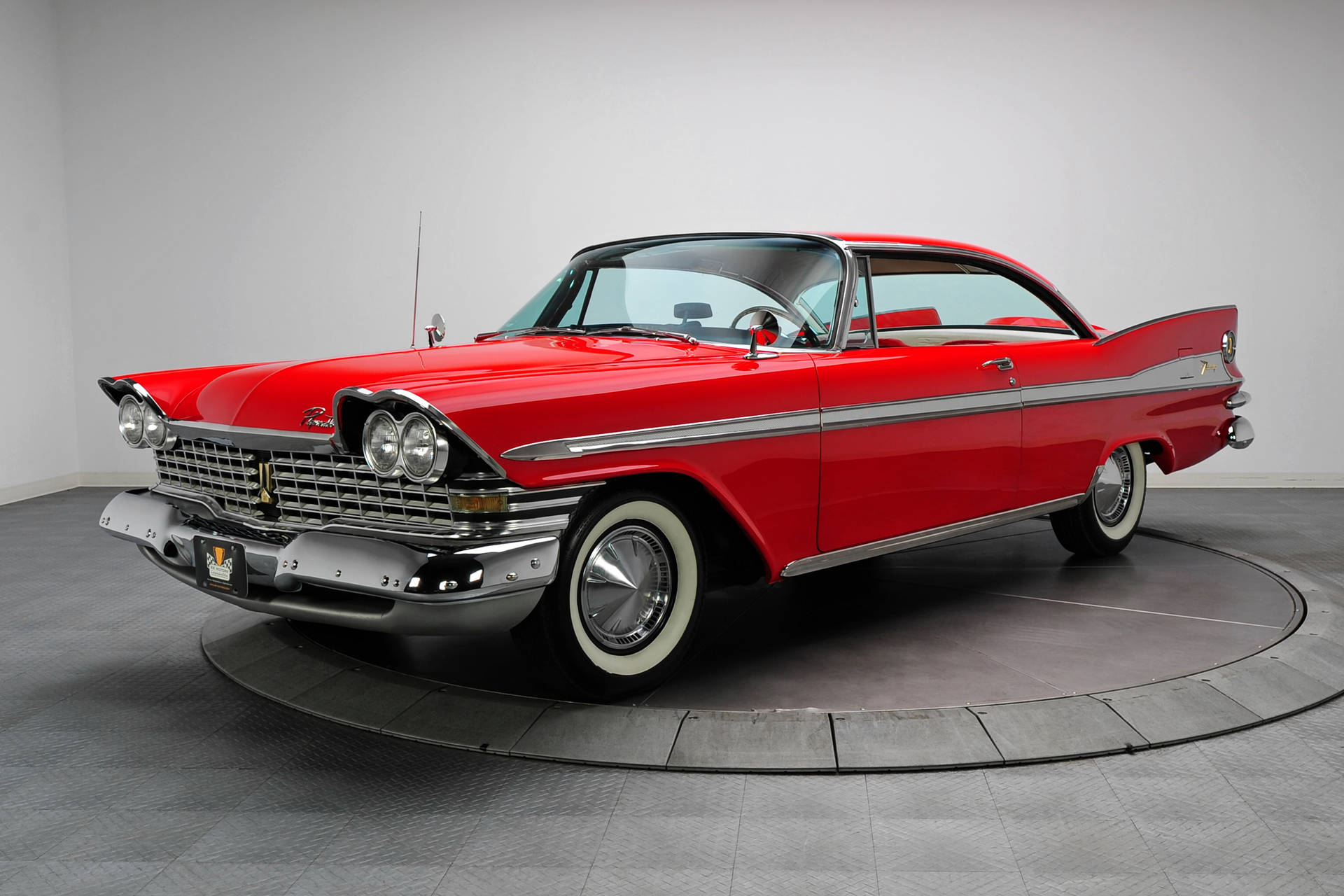 光澤紅色1959年雪佛蘭Bel Air經典車在工作室旋轉台上。