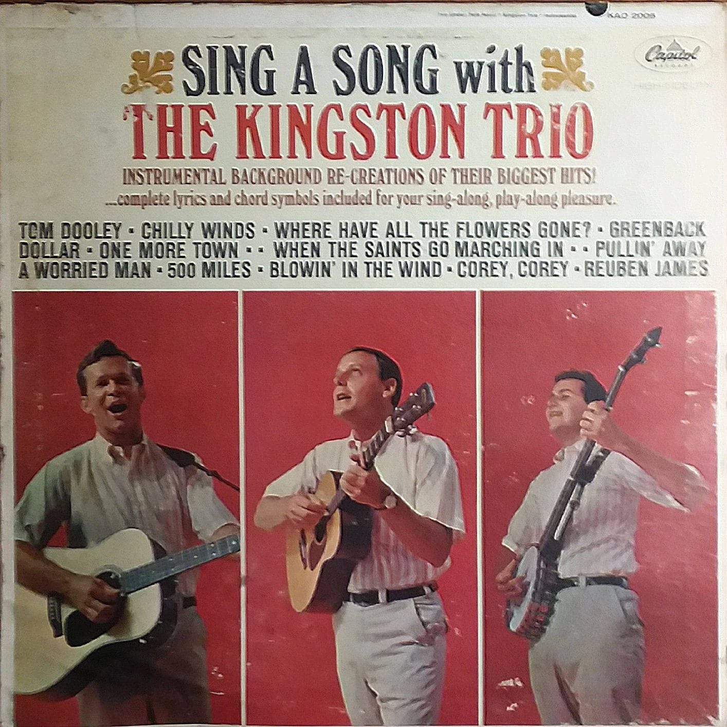 The Kingston Trio 的復古 Capitol Records 專輯封面，三名音樂家在唱歌和彈結他。