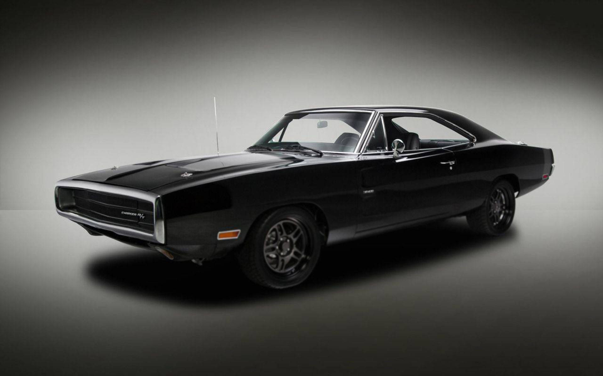 漸層效果1969年道奇Charger 壁紙 — 一輛時尚的黑色經典肌肉車，帶有鍍鉻裝飾和黑色車輪，在漸變灰色工作室背景中展示。