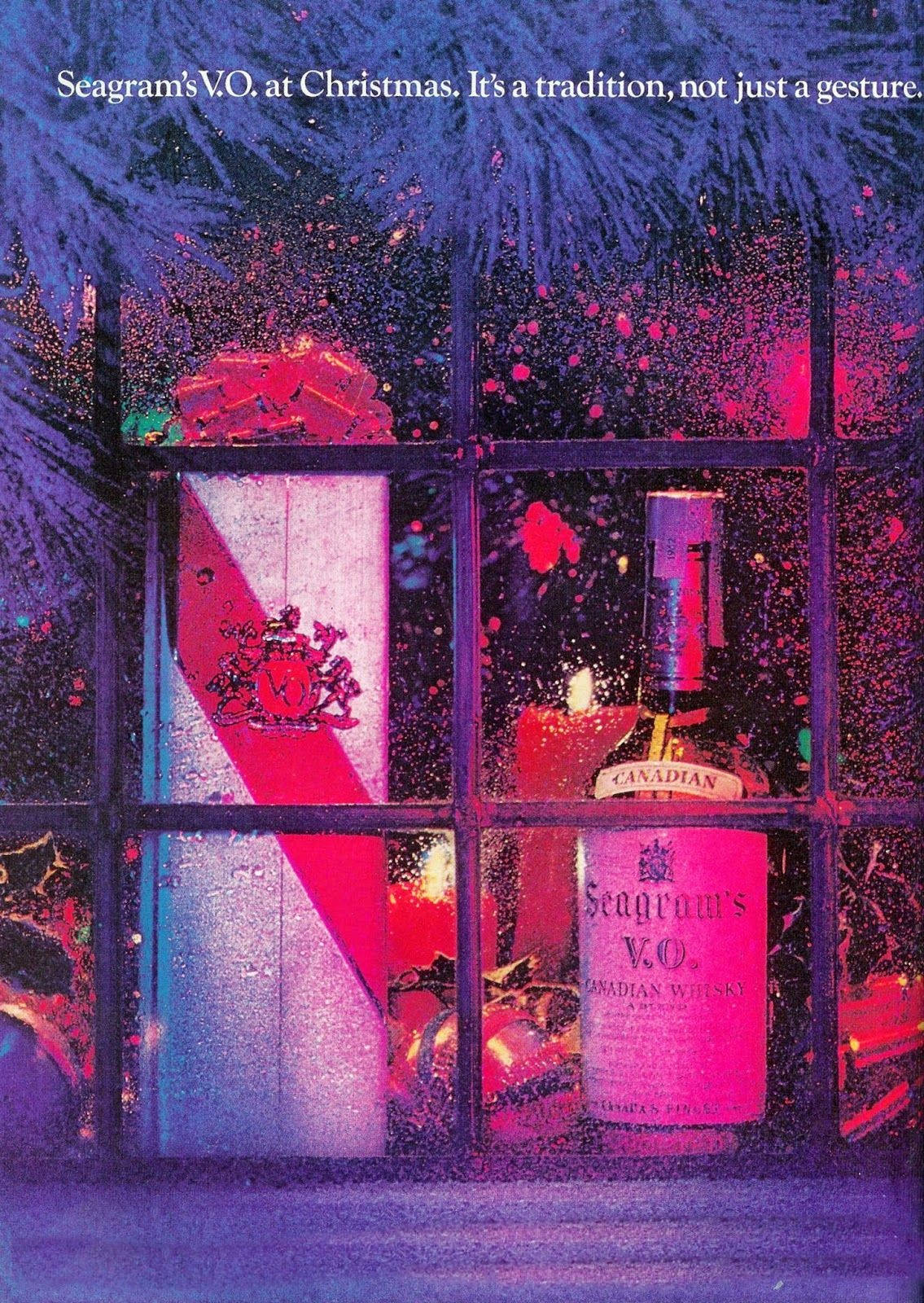 Seagram's V.O.威士忌酒瓶和禮品盒在節日櫥窗中展示，配有節日燈光。