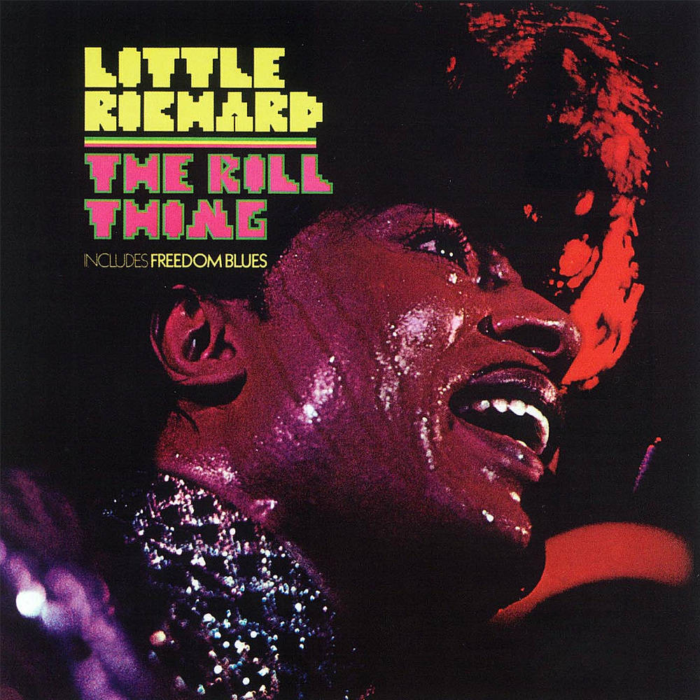 1970年《The Rill Thing》專輯封面 壁紙 — 一個充滿活力的特寫鏡頭，Little Richard 在戲劇性的紅色和紫色舞台燈光下，穿著閃閃發光的服裝熱情地唱歌。