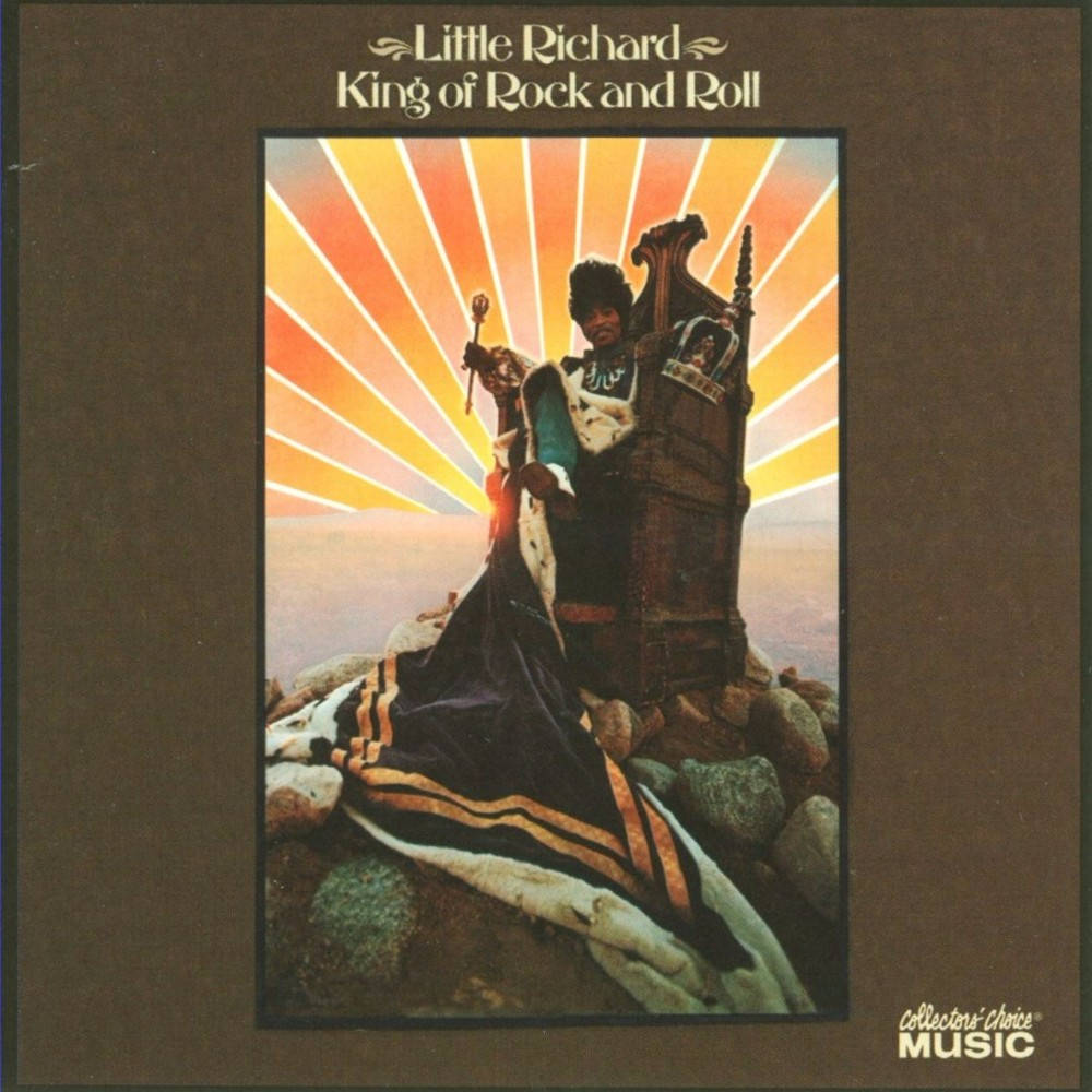 1971年《搖滾之王》專輯封面 壁紙 — 小理查德威嚴地坐在岩石上的寶座上，背景是燦爛的太陽光芒。