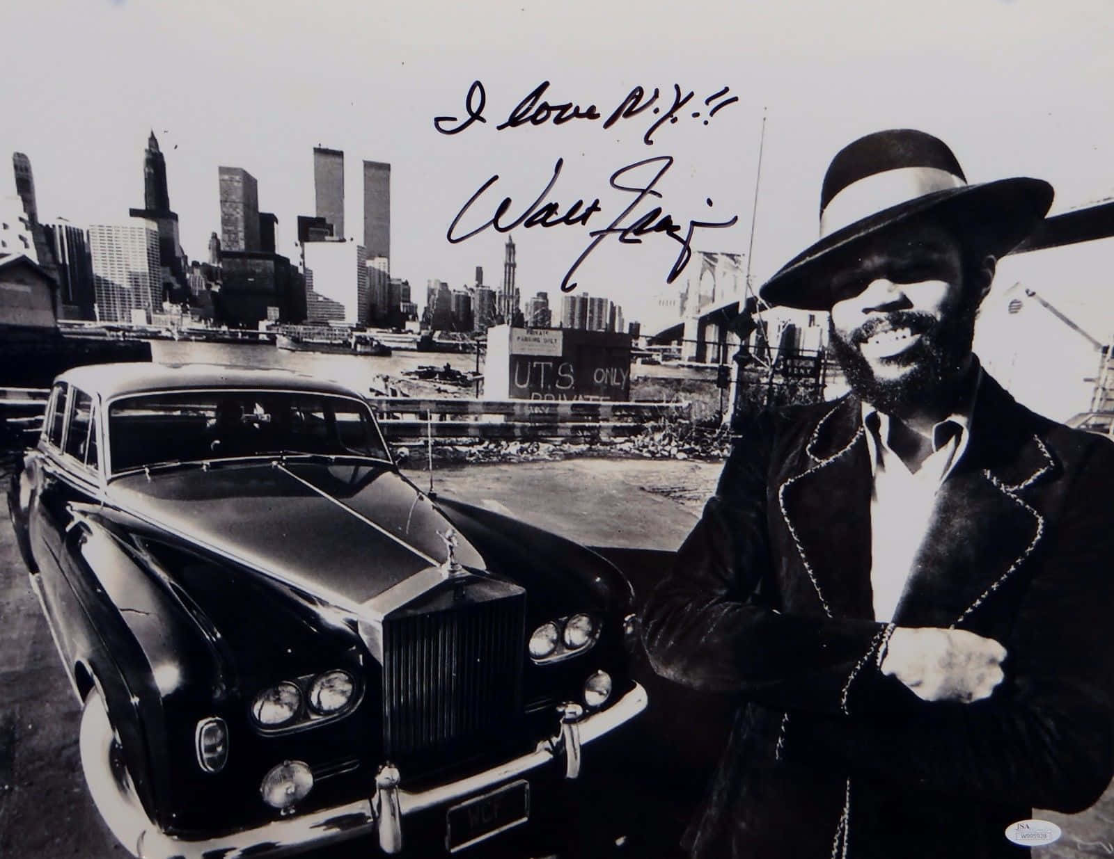 Walt Frazier 與一輛復古勞斯萊斯在紐約市天際線前擺姿勢。