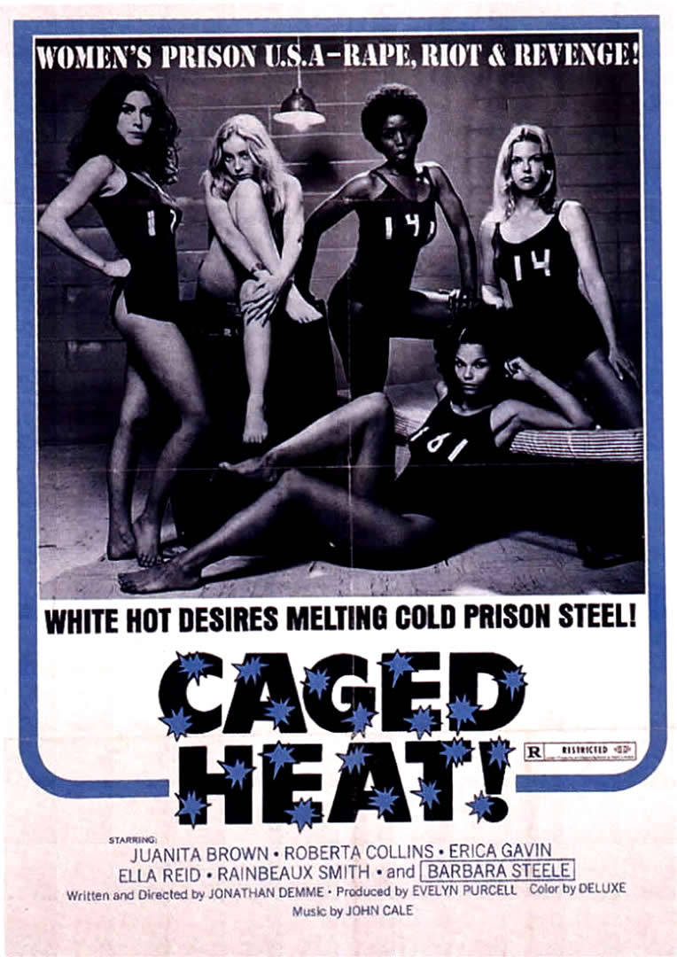 電影《Caged Heat》嘅海報，顯示五名身穿囚犯制服嘅女性喺監倉入面擺甫士。