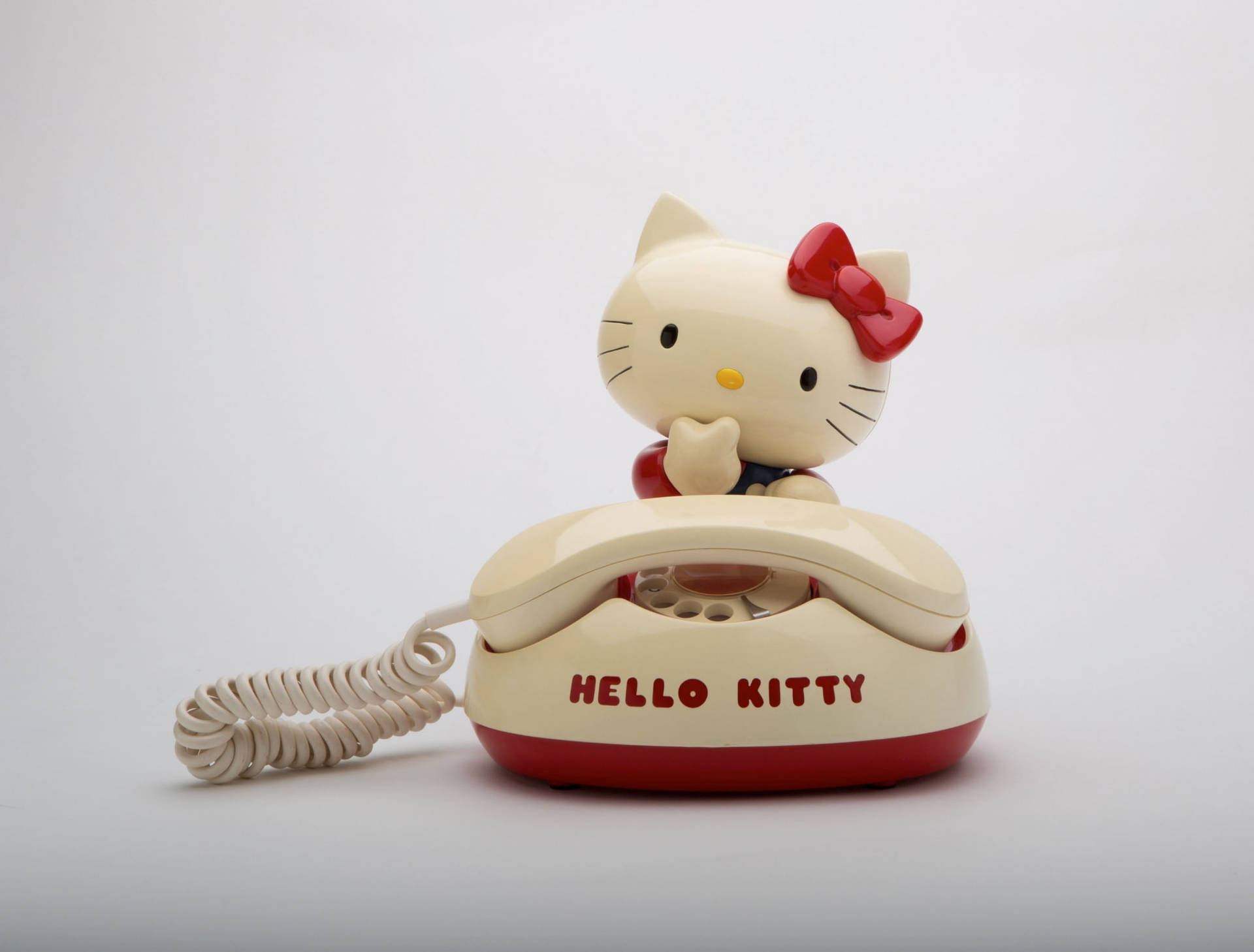Hello Kitty角色坐在一部復古旋轉電話上。