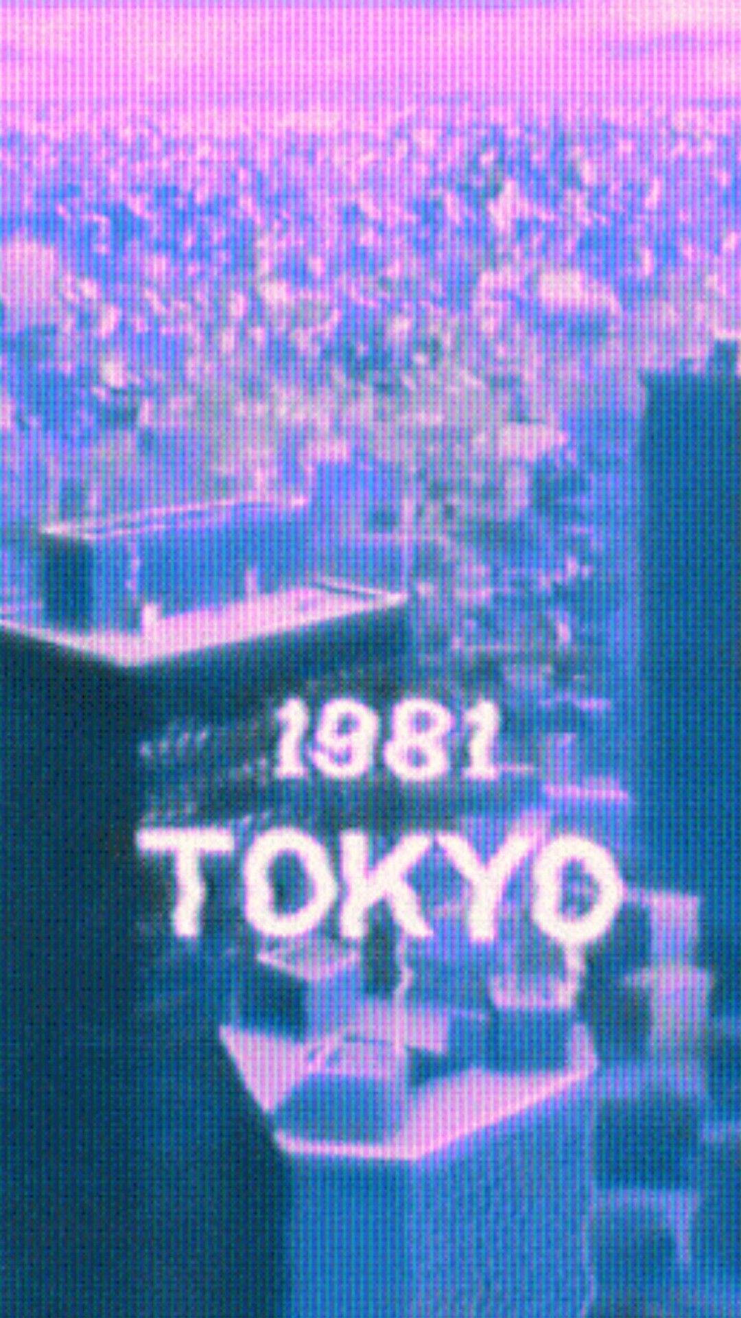 1981年東京的復古城市景觀，帶有霓虹藍和粉紅色光芒及像素化失真效果。