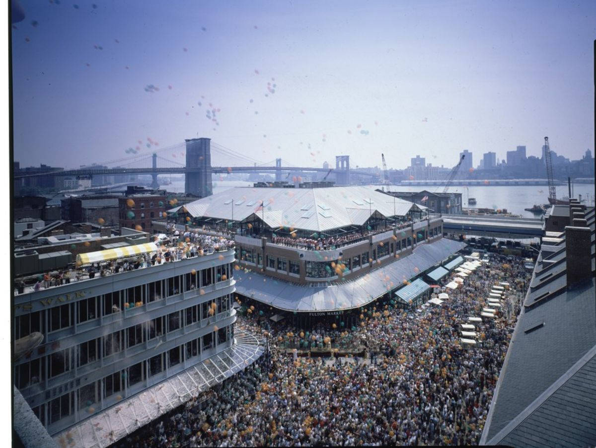 1983年南街海港開幕日空中俯瞰 壁紙 — 布魯克林海濱市場的鳥瞰圖，人群在漂浮的氣球下慶祝，背景是標誌性的布魯克林大橋。
