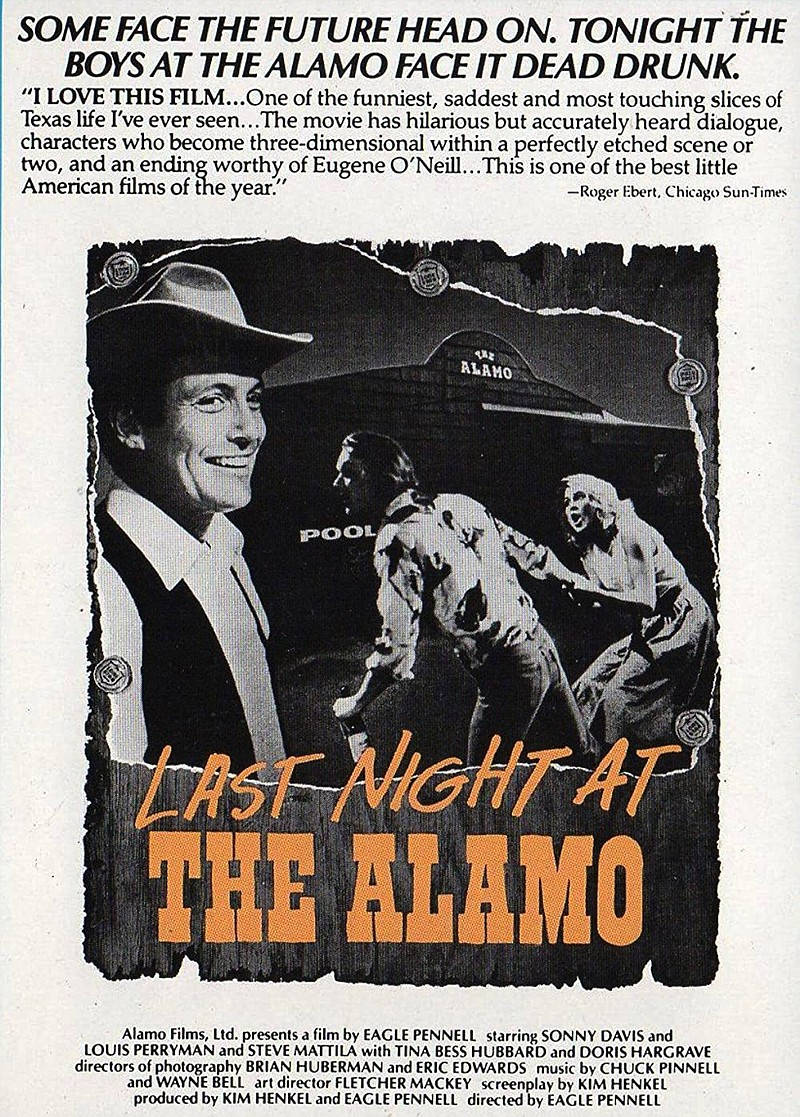 《Last Night at the Alamo》的電影海報，有微笑的男子和混亂的場景。