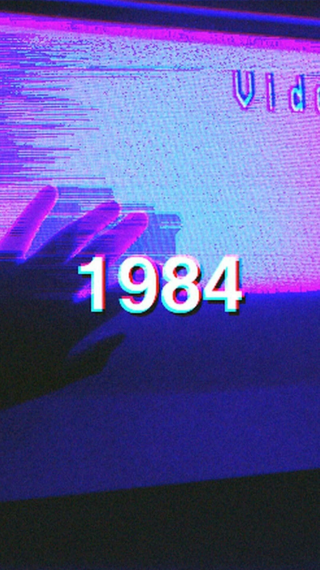 1984 年風格 80年代美學 iPhone 主畫面 壁紙 — 帶有故障效果的復古電視屏幕以扭曲的數字文字顯示1984年，伴有紫藍色靜態噪點。