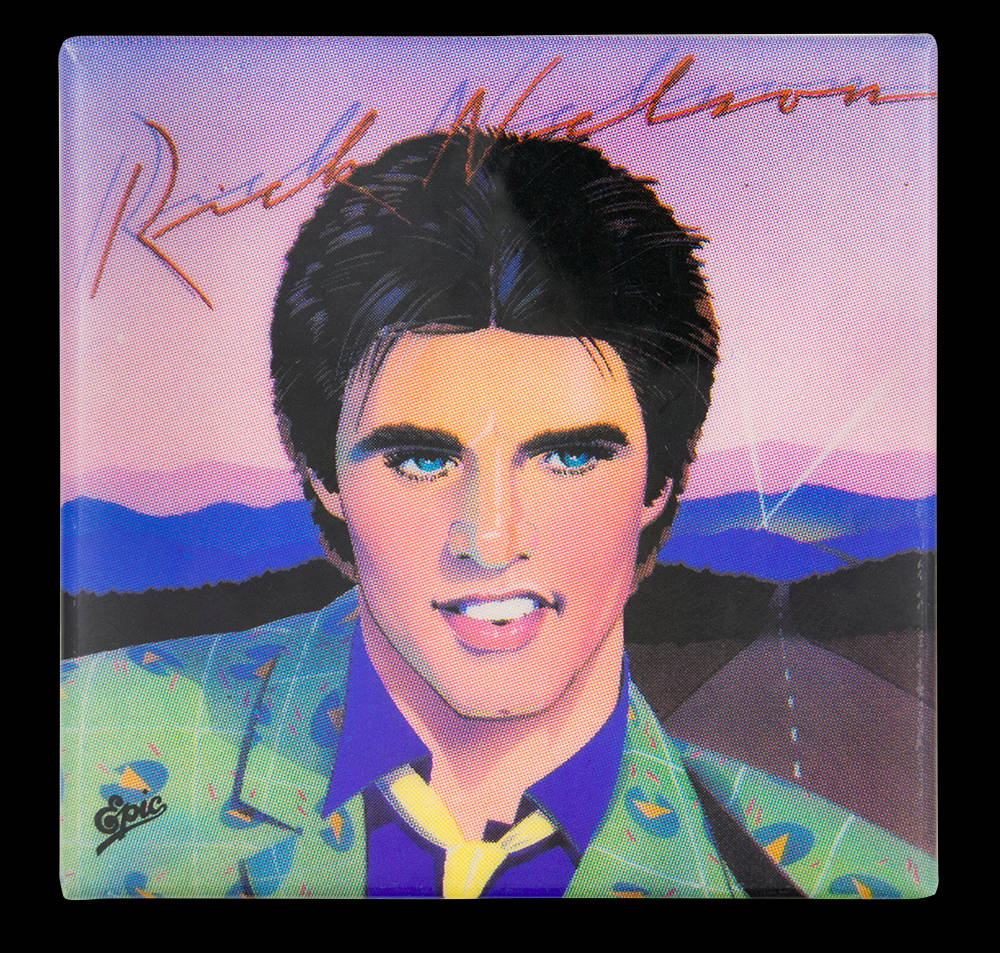 Rick Nelson 穿著圖案外套，背景是日落山景。