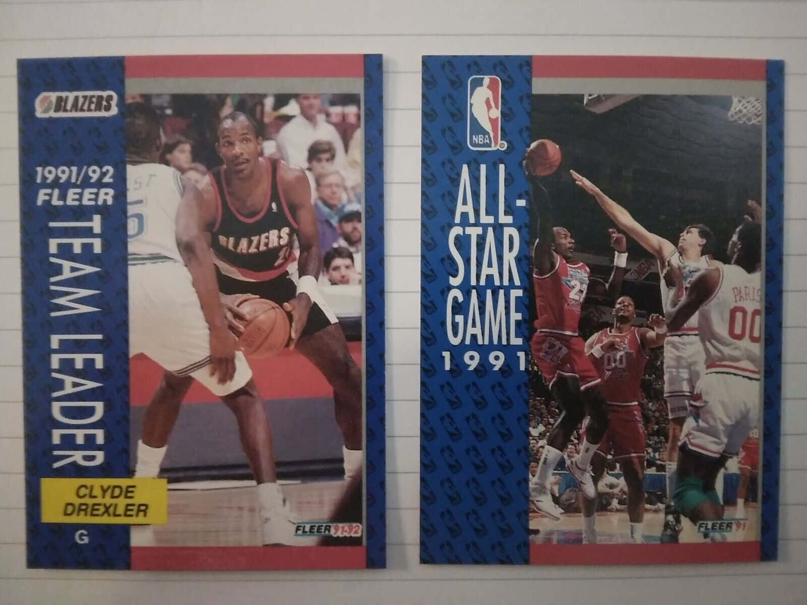 1991年NBA全明星賽克萊德·德雷克斯勒 壁紙 — 兩張復古1991 92 Fleer NBA球星卡，展示克萊德·德雷克斯勒和全明星賽動作鏡頭，位於橫線紙上。