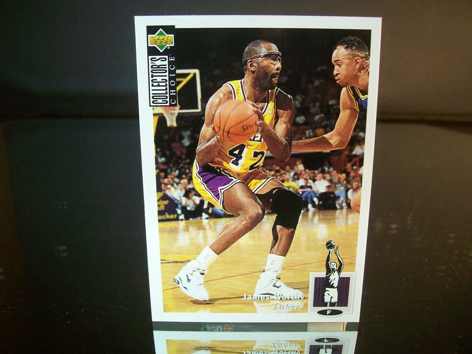 1994 年詹姆斯·沃西 NBA 洛杉磯湖人隊官方照片卡 壁紙 — 一張復古籃球交易卡顯示詹姆斯·沃西身穿湖人隊球衣在比賽中運球對抗防守球員。
